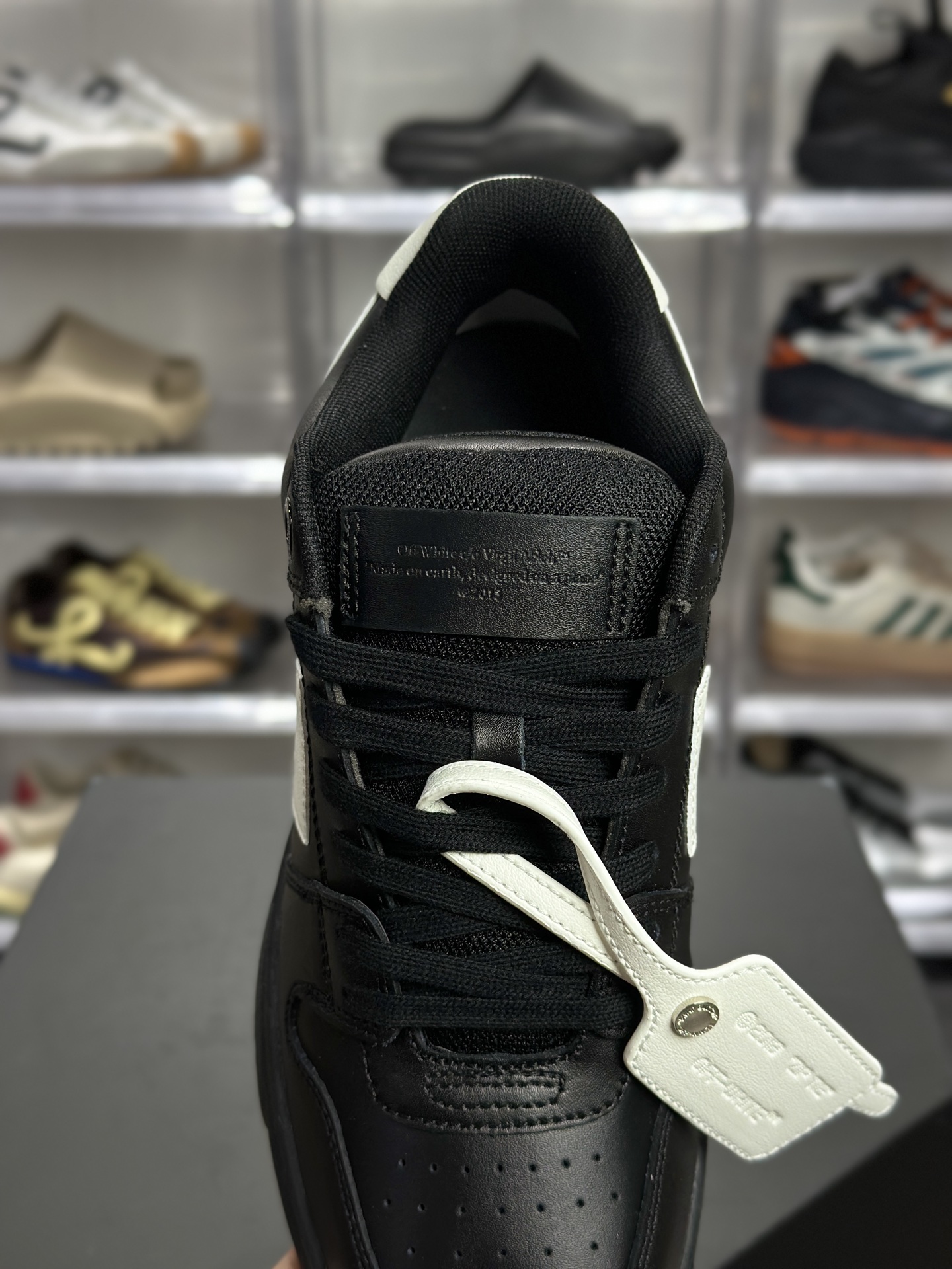 260 OFF-WHITE Out Of Office 板鞋（简称 “OW 箭头鞋”） OMIA189LEA001