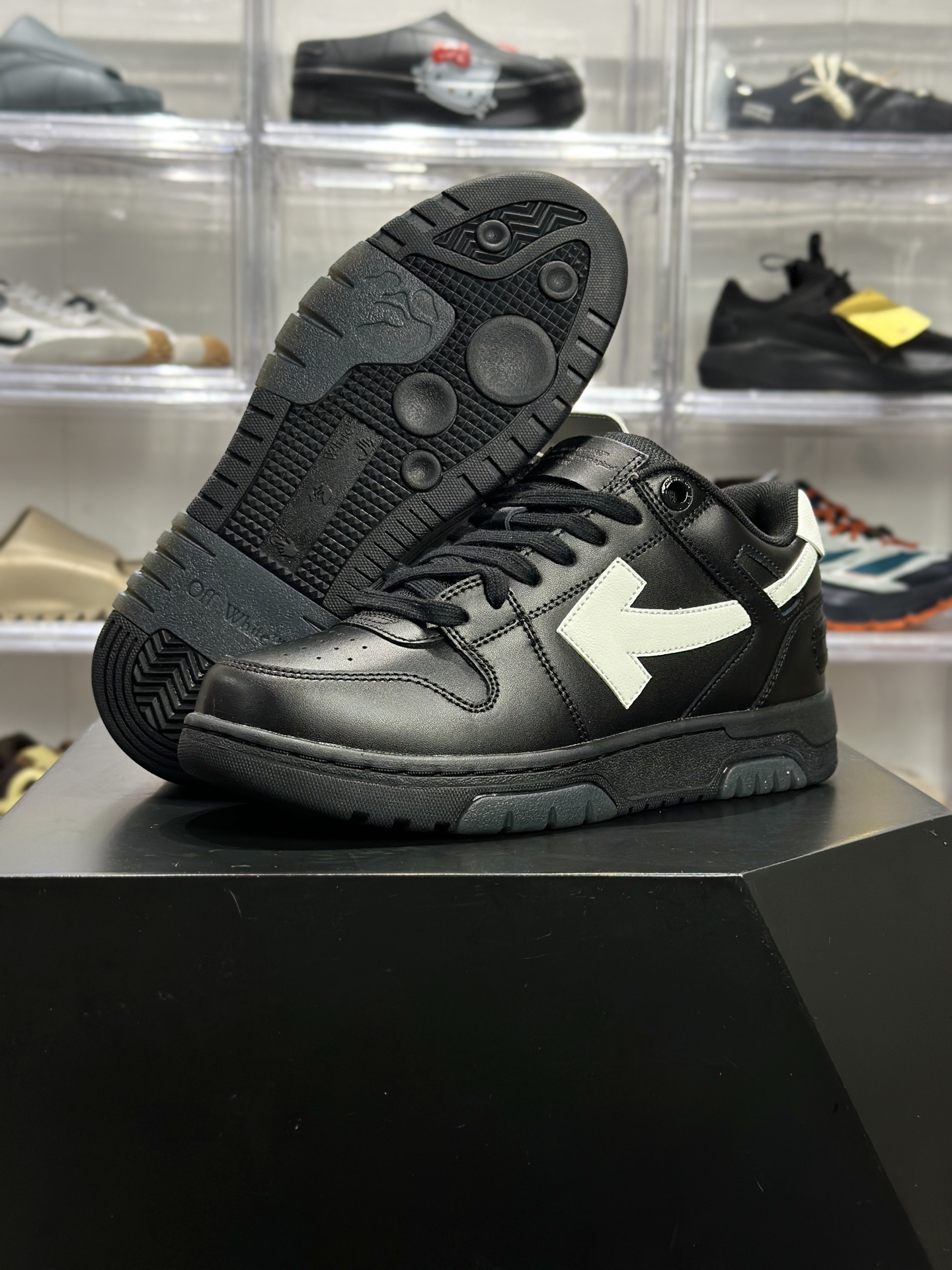 260 OFF-WHITE Out Of Office 板鞋（简称 “OW 箭头鞋”） OMIA189LEA001