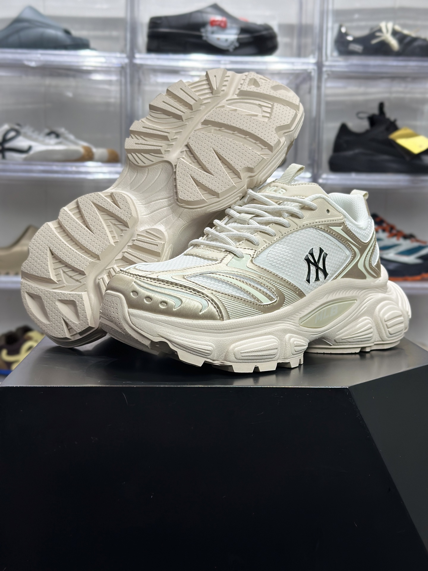 MLB Winner Chunky 白金渐变厚底板鞋 3ASHWC3BN(GP008)-High Quatity Cheap Brand wholesale wholesaler seller Clothes Bags handbags Sneakers Top Fashion Clothing Shoes from China Factory Chinese suppliers best Quality Beautiful Price MLB Winner Chunky 白金渐变厚底板鞋 3ASHWC3BN(GP008)