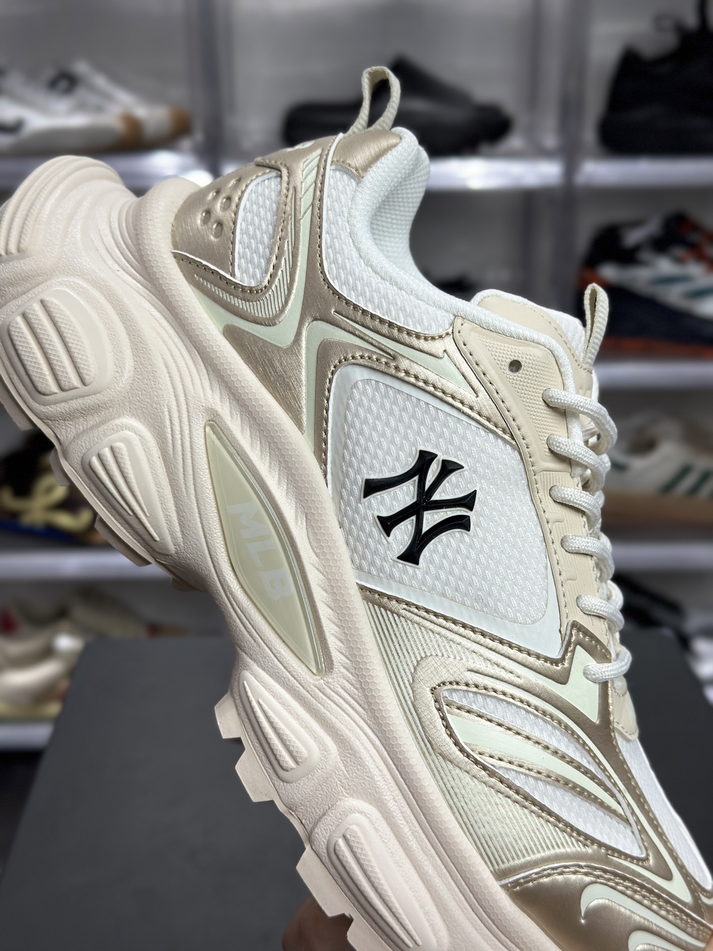 MLB Winner Chunky 白金渐变厚底板鞋 3ASHWC3BN(GP008)-High Quatity Cheap Brand wholesale wholesaler seller Clothes Bags handbags Sneakers Top Fashion Clothing Shoes from China Factory Chinese suppliers best Quality Beautiful Price MLB Winner Chunky 白金渐变厚底板鞋 3ASHWC3BN(GP008)