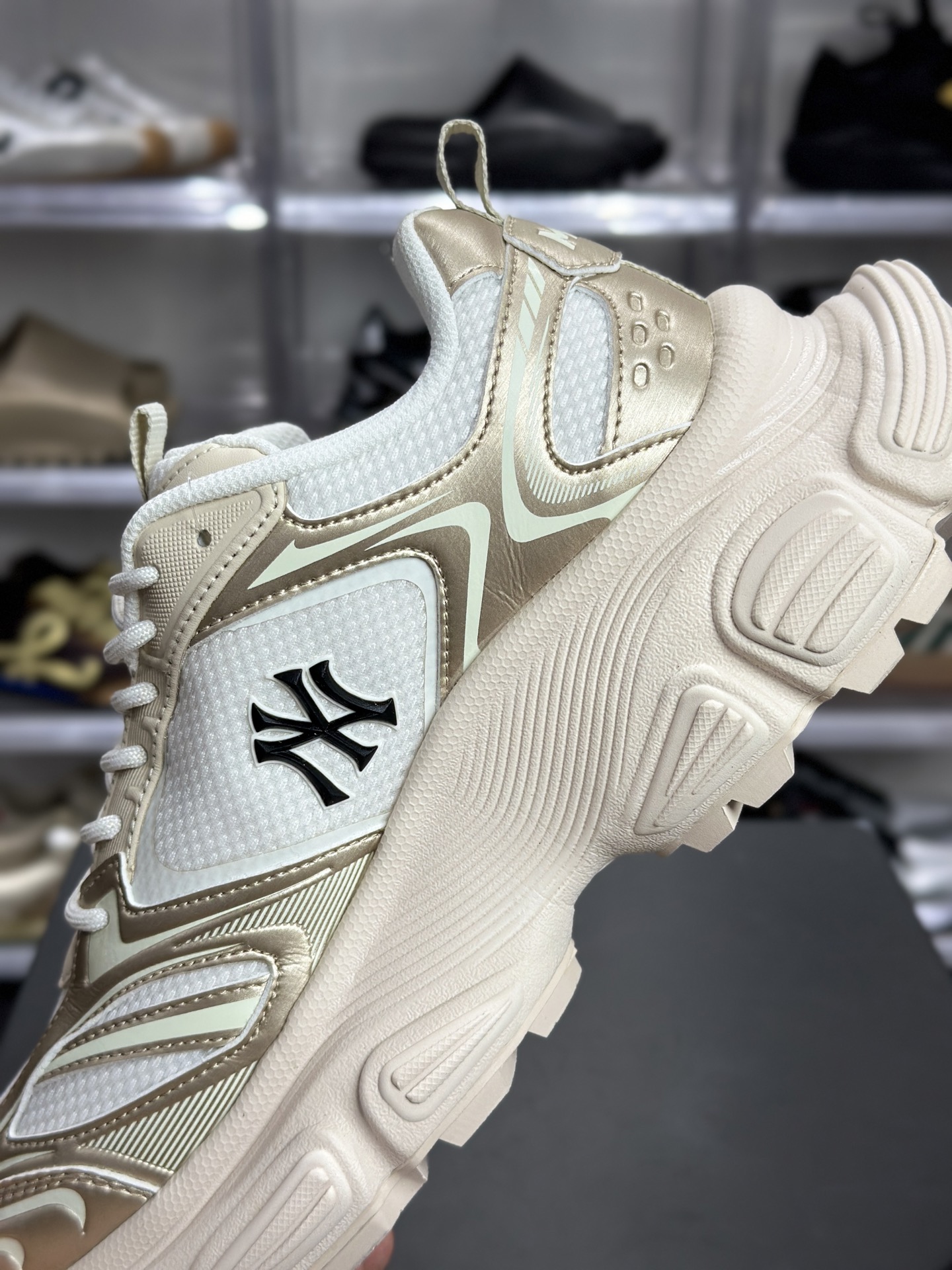 MLB Winner Chunky 白金渐变厚底板鞋 3ASHWC3BN(GP008)-High Quatity Cheap Brand wholesale wholesaler seller Clothes Bags handbags Sneakers Top Fashion Clothing Shoes from China Factory Chinese suppliers best Quality Beautiful Price MLB Winner Chunky 白金渐变厚底板鞋 3ASHWC3BN(GP008)