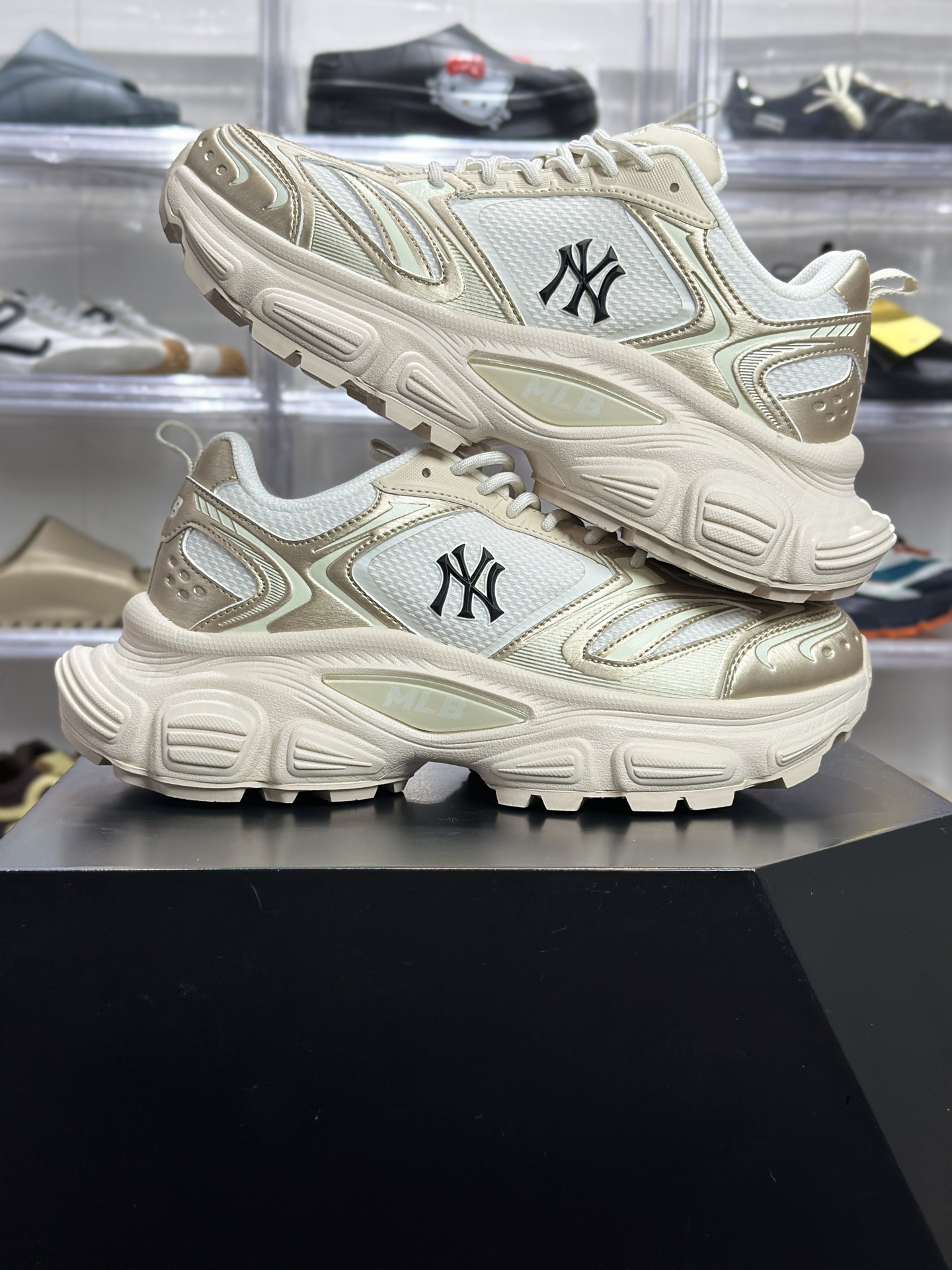 MLB Winner Chunky 白金渐变厚底板鞋 3ASHWC3BN(GP008)-High Quatity Cheap Brand wholesale wholesaler seller Clothes Bags handbags Sneakers Top Fashion Clothing Shoes from China Factory Chinese suppliers best Quality Beautiful Price MLB Winner Chunky 白金渐变厚底板鞋 3ASHWC3BN(GP008)