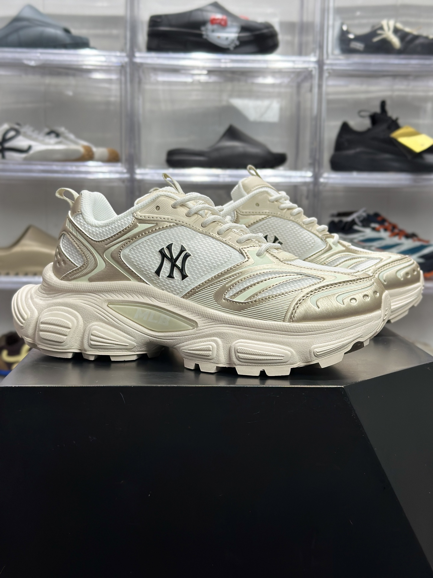 MLB Winner Chunky 白金渐变厚底板鞋 3ASHWC3BN(GP008)-High Quatity Cheap Brand wholesale wholesaler seller Clothes Bags handbags Sneakers Top Fashion Clothing Shoes from China Factory Chinese suppliers best Quality Beautiful Price MLB Winner Chunky 白金渐变厚底板鞋 3ASHWC3BN(GP008)