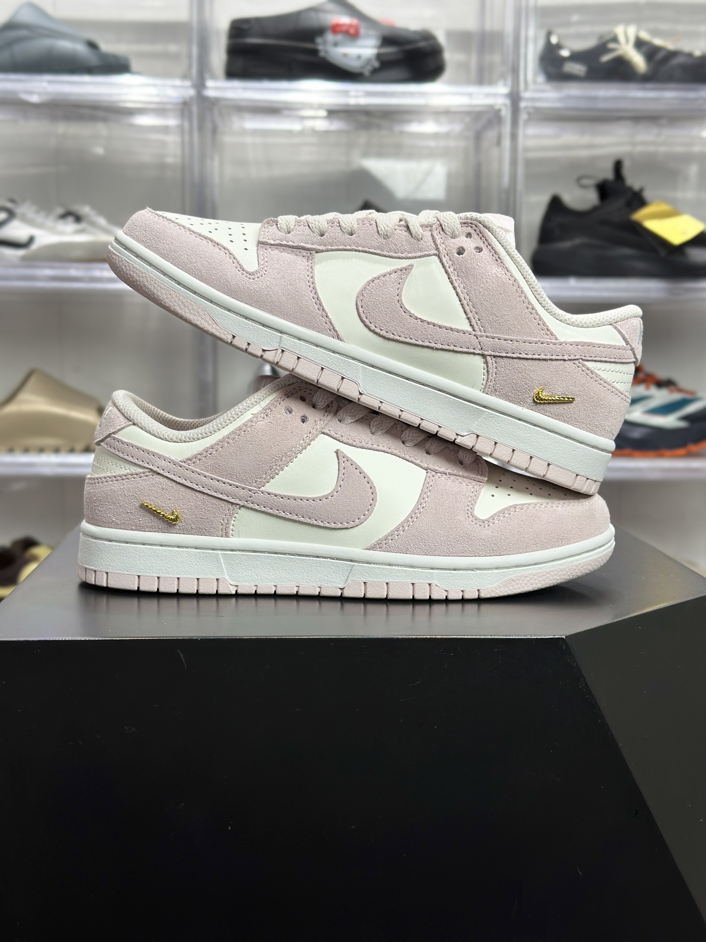 Nike Dunk Low 淡粉白麂皮金标板鞋 104244-100-High Quatity Cheap Brand wholesale wholesaler seller Clothes Bags handbags Sneakers Top Fashion Clothing Shoes from China Factory Chinese suppliers best Quality Beautiful Price Nike Dunk Low 淡粉白麂皮金标板鞋 104244-100