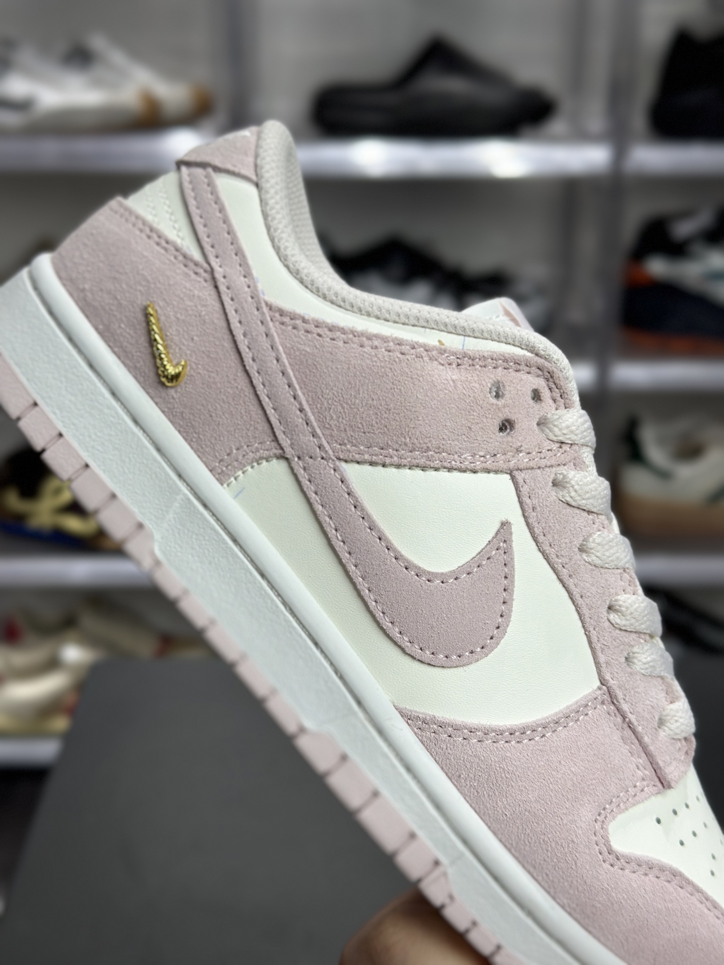 Nike Dunk Low 淡粉白麂皮金标板鞋 104244-100-High Quatity Cheap Brand wholesale wholesaler seller Clothes Bags handbags Sneakers Top Fashion Clothing Shoes from China Factory Chinese suppliers best Quality Beautiful Price Nike Dunk Low 淡粉白麂皮金标板鞋 104244-100