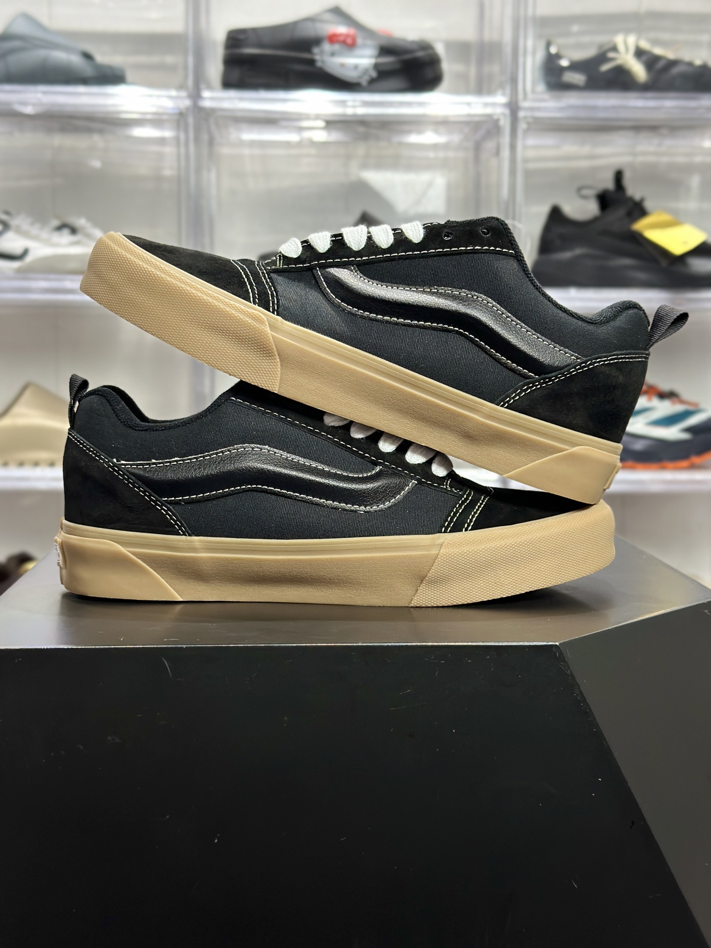 Vans Knu-Skool 全黑帆布麂皮生胶底复古板鞋 VN0009D22CJ 全黑-High Quatity Cheap Brand wholesale wholesaler seller Clothes Bags handbags Sneakers Top Fashion Clothing Shoes from China Factory Chinese suppliers best Quality Beautiful Price Vans Knu-Skool 全黑帆布麂皮生胶底复古板鞋 VN0009D22CJ 全黑