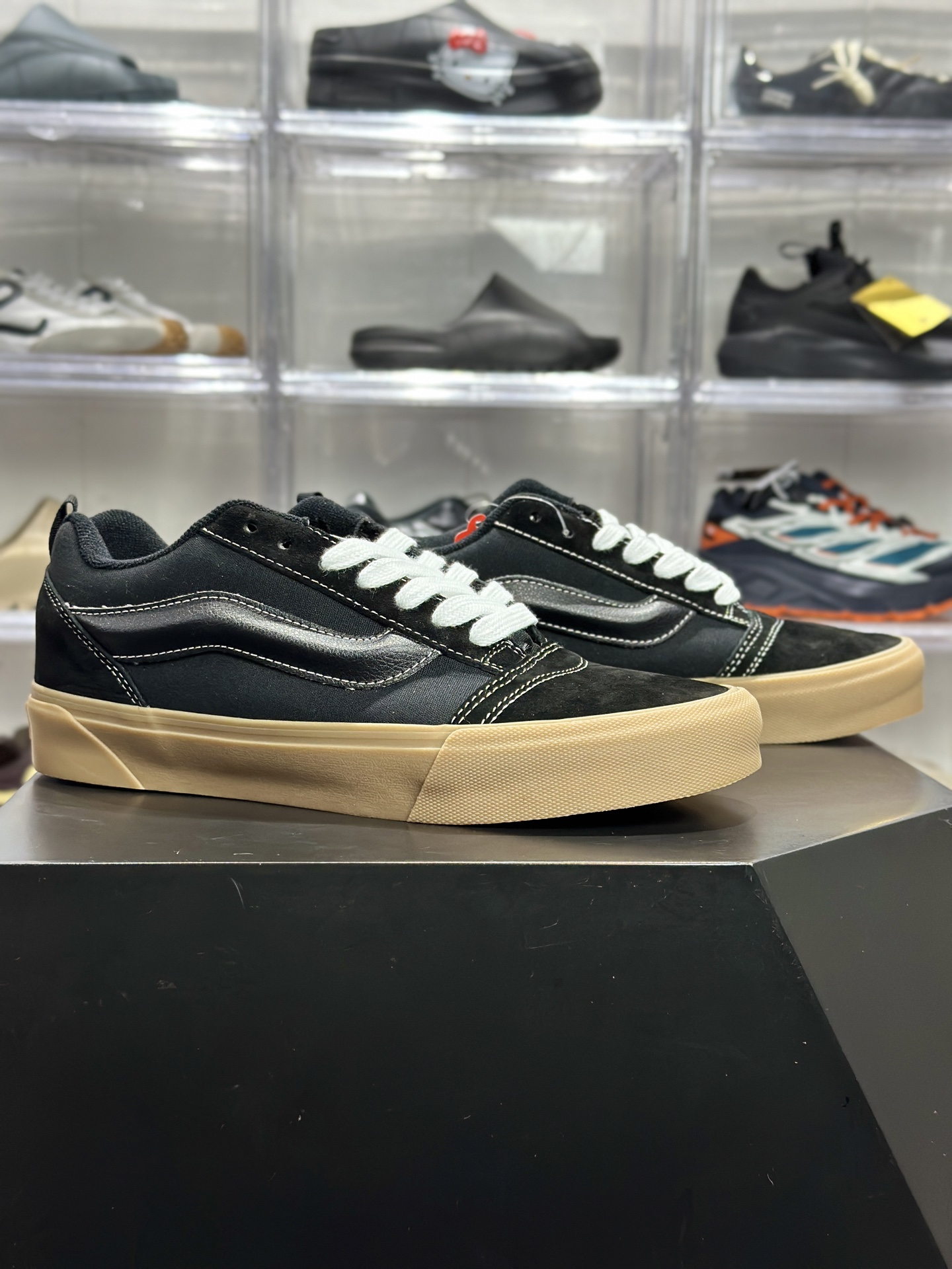 Vans Knu-Skool 全黑帆布麂皮生胶底复古板鞋 VN0009D22CJ 全黑-High Quatity Cheap Brand wholesale wholesaler seller Clothes Bags handbags Sneakers Top Fashion Clothing Shoes from China Factory Chinese suppliers best Quality Beautiful Price Vans Knu-Skool 全黑帆布麂皮生胶底复古板鞋 VN0009D22CJ 全黑