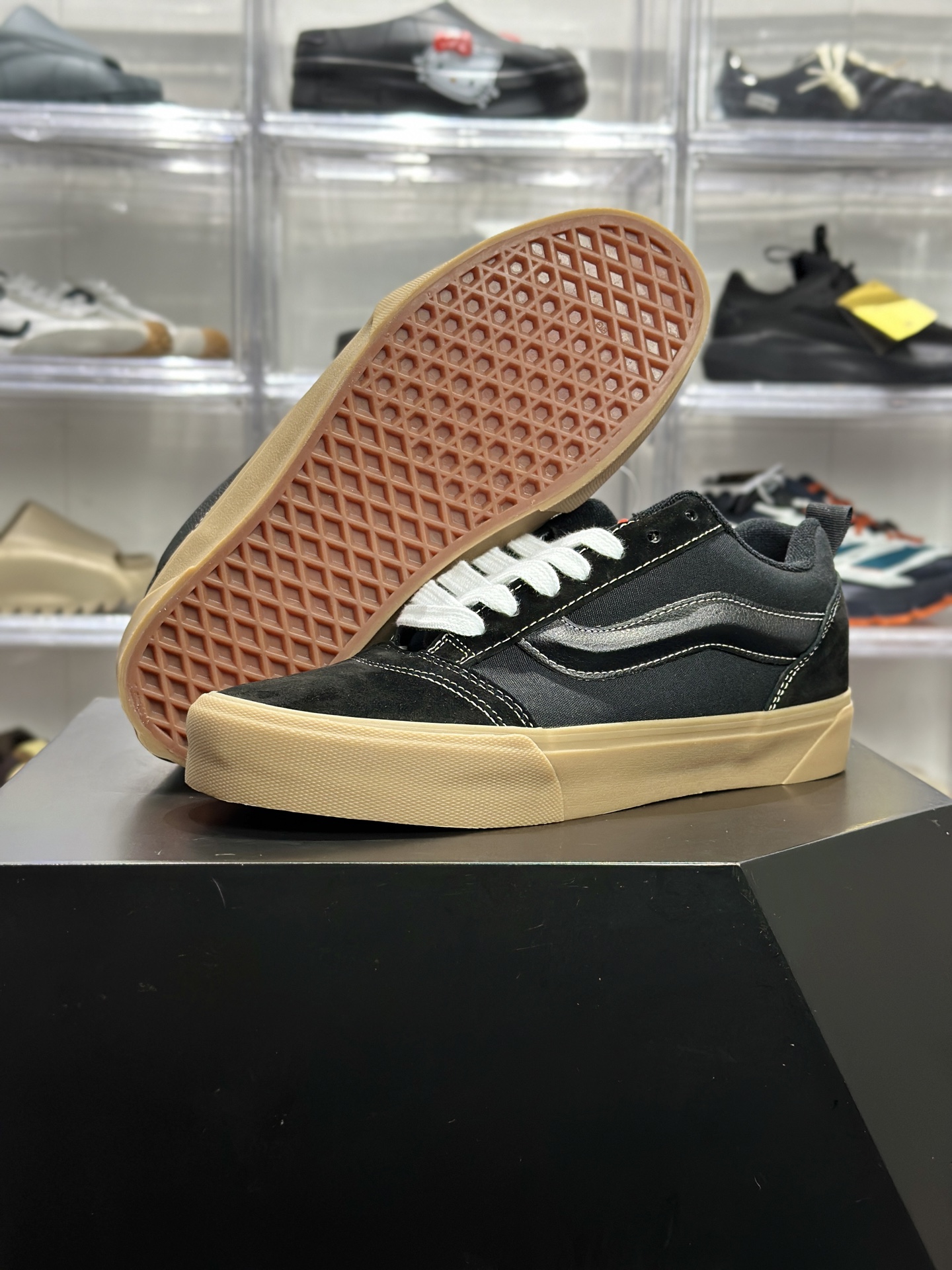 Vans Knu-Skool 全黑帆布麂皮生胶底复古板鞋 VN0009D22CJ 全黑-High Quatity Cheap Brand wholesale wholesaler seller Clothes Bags handbags Sneakers Top Fashion Clothing Shoes from China Factory Chinese suppliers best Quality Beautiful Price Vans Knu-Skool 全黑帆布麂皮生胶底复古板鞋 VN0009D22CJ 全黑