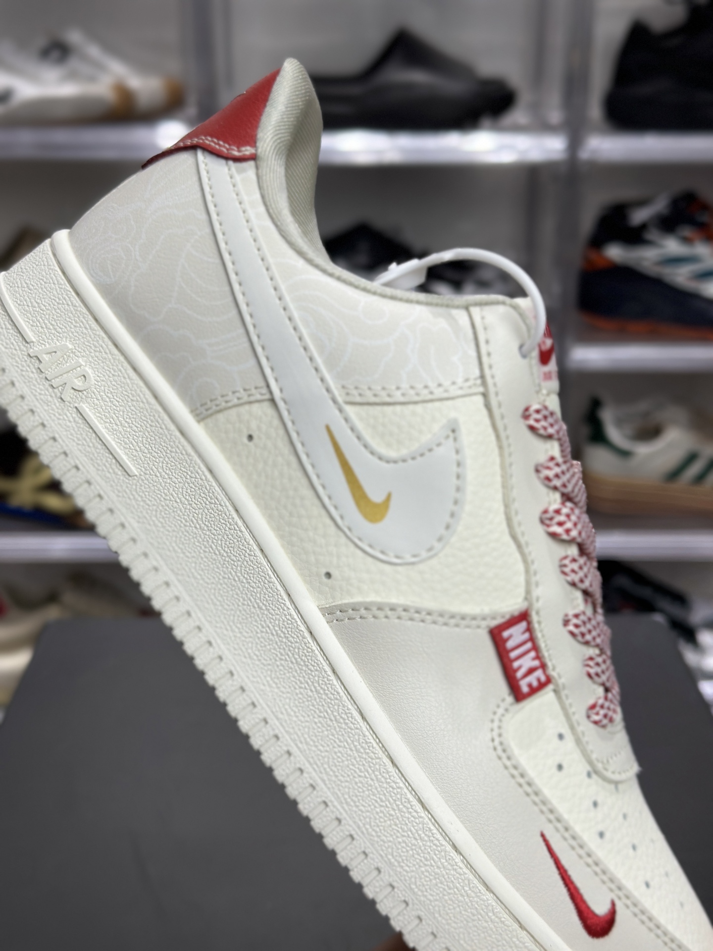 Nike Air Force 1 米白祥云纹红金撞色板鞋 SS1979-024-High Quatity Cheap Brand wholesale wholesaler seller Clothes Bags handbags Sneakers Top Fashion Clothing Shoes from China Factory Chinese suppliers best Quality Beautiful Price Nike Air Force 1 米白祥云纹红金撞色板鞋 SS1979-024
