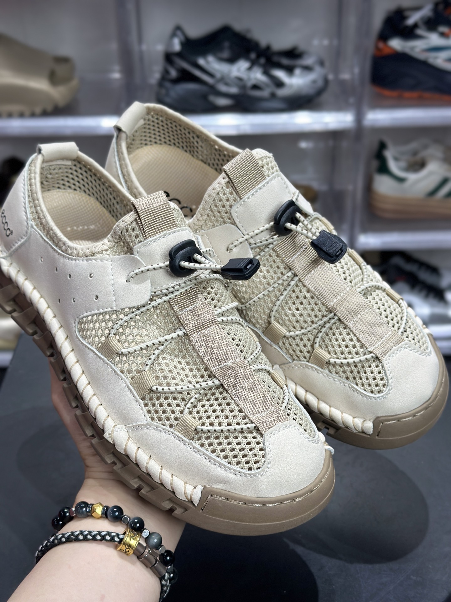 ECCO Biom BoJuel 米白镂空户外休闲鞋 77871-010