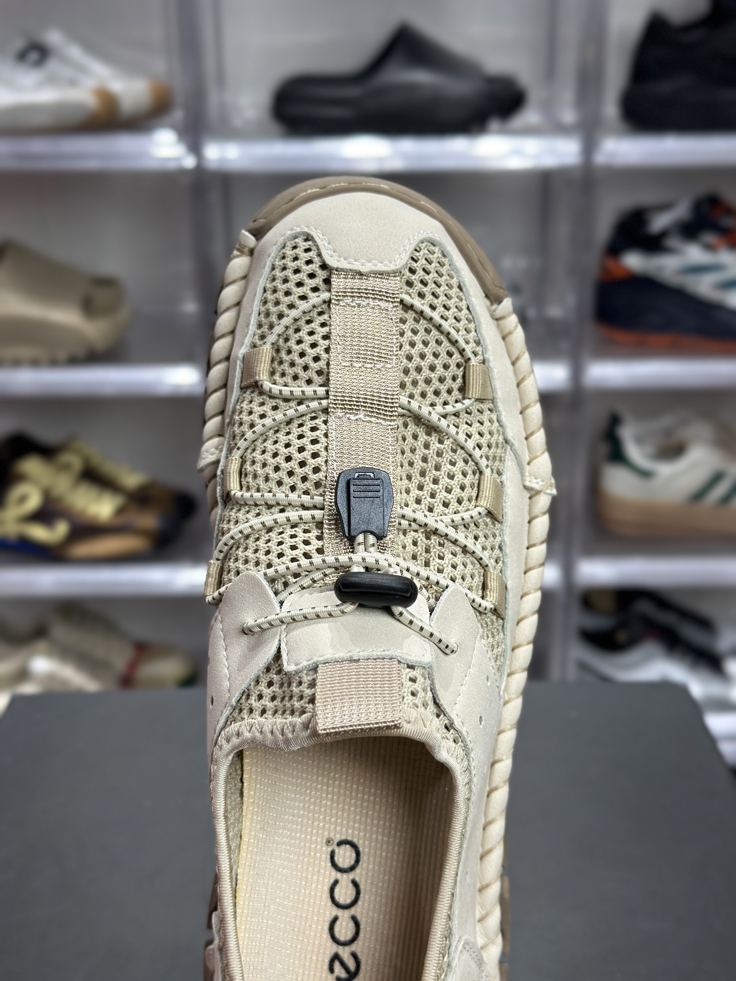 ECCO Biom BoJuel 米白镂空户外休闲鞋 77871-010