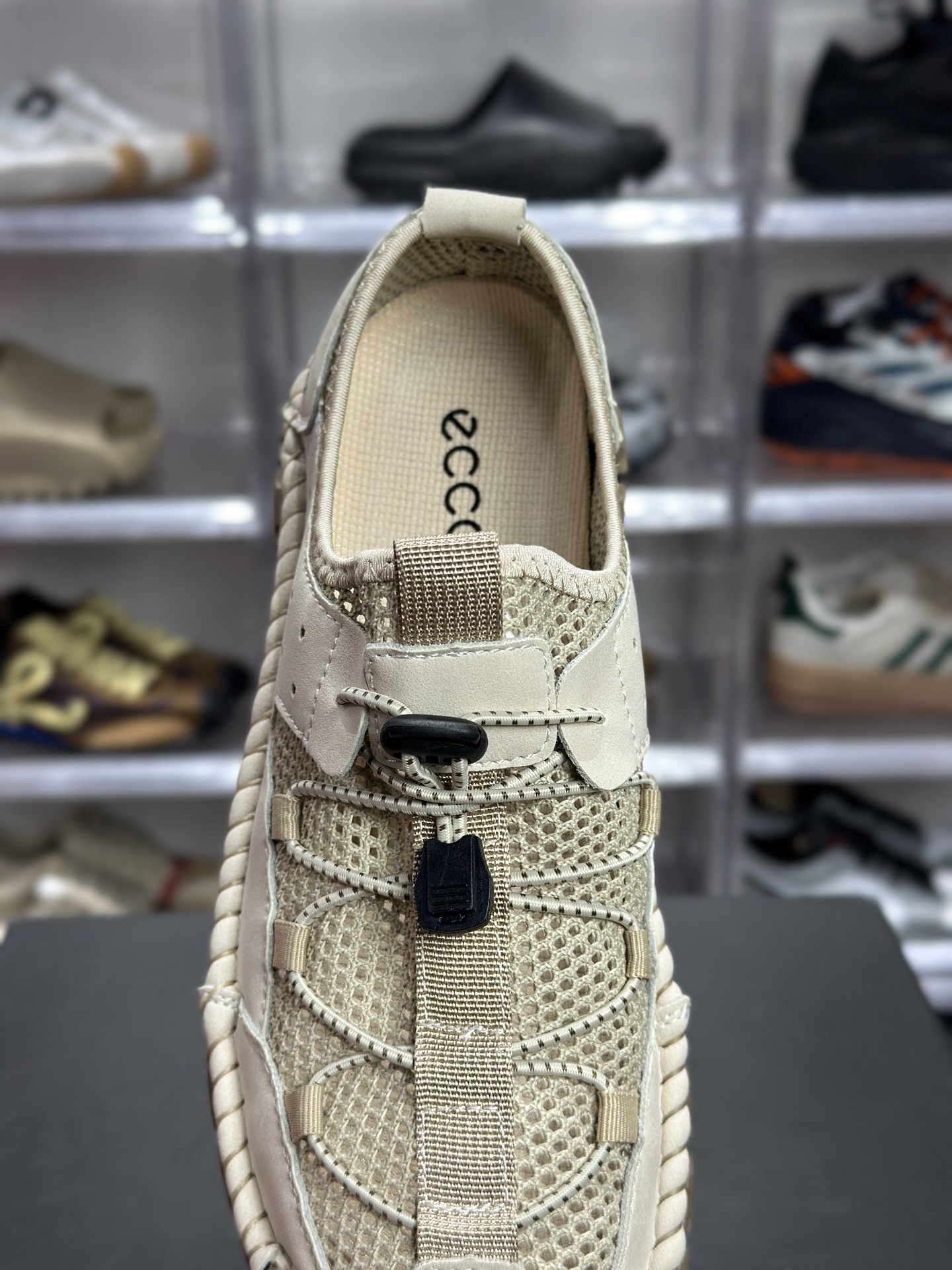 ECCO Biom BoJuel 米白镂空户外休闲鞋 77871-010