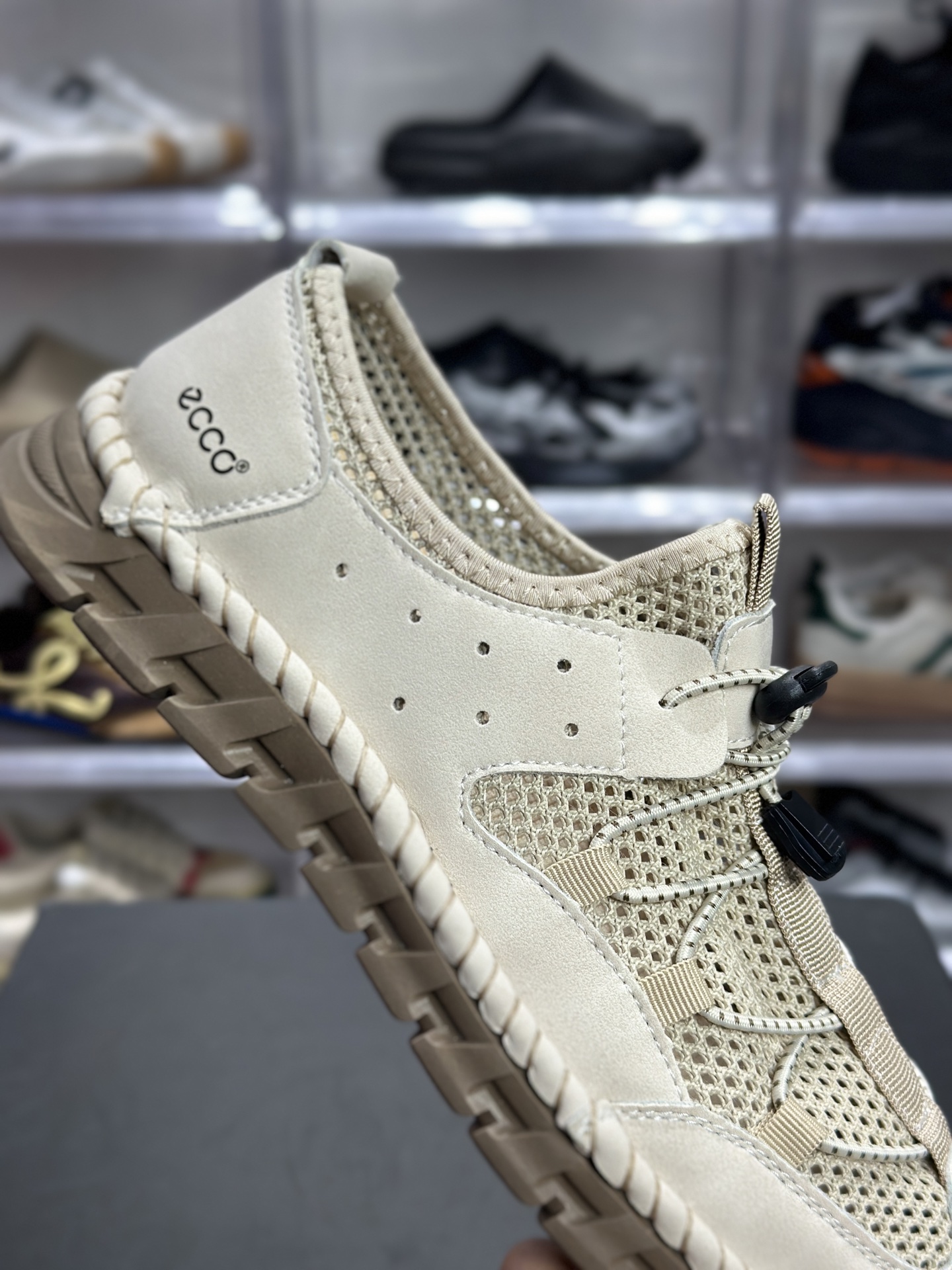 ECCO Biom BoJuel 米白镂空户外休闲鞋 77871-010