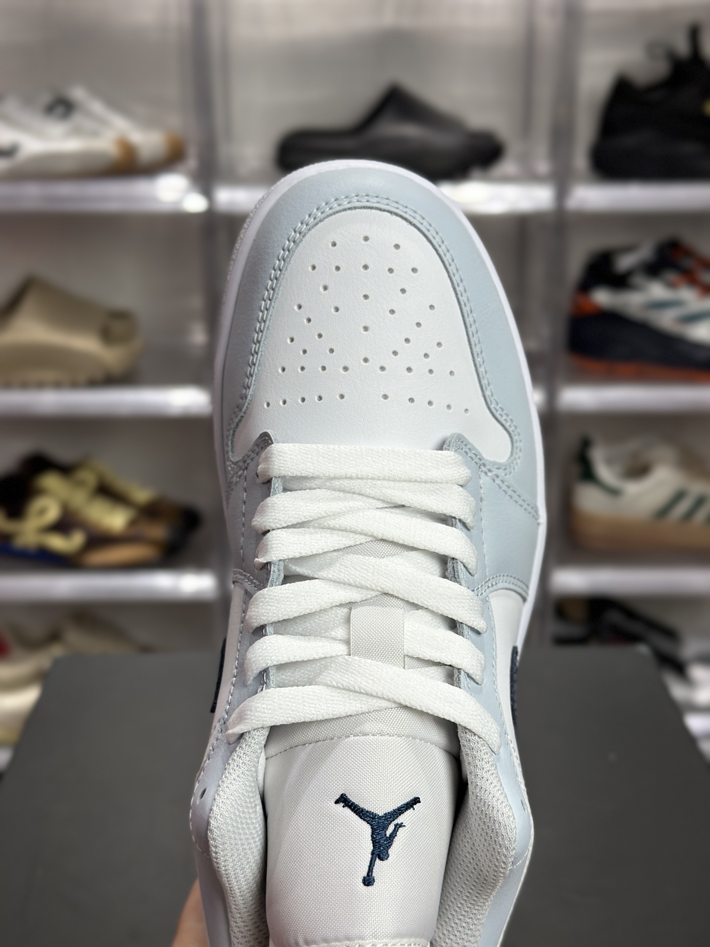 200 Air Jordan 1 Low AJ1 低帮 浅灰藏青经典低帮篮球鞋 553558-400-Chinese UA Cheap High Quatity Brand Clothes Bags handbags Sneakers wholesale wholesaler seller from China Factory suppliers Fashion Clothing Shoes best Quality Beautiful Price 200 Air Jordan 1 Low AJ1 低帮 浅灰藏青经典低帮篮球鞋 553558-400