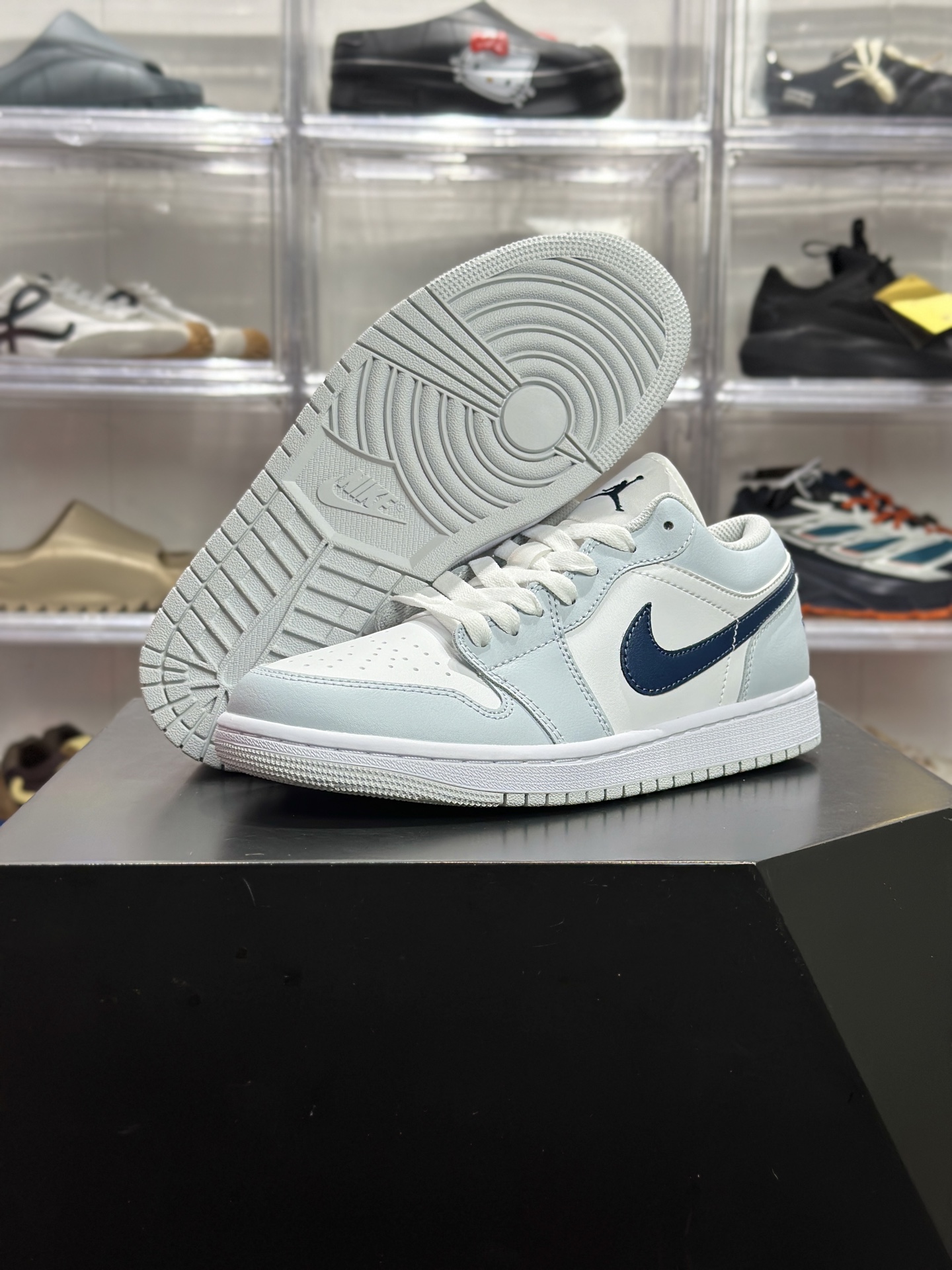200 Air Jordan 1 Low AJ1 低帮 浅灰藏青经典低帮篮球鞋 553558-400-Chinese UA Cheap High Quatity Brand Clothes Bags handbags Sneakers wholesale wholesaler seller from China Factory suppliers Fashion Clothing Shoes best Quality Beautiful Price 200 Air Jordan 1 Low AJ1 低帮 浅灰藏青经典低帮篮球鞋 553558-400