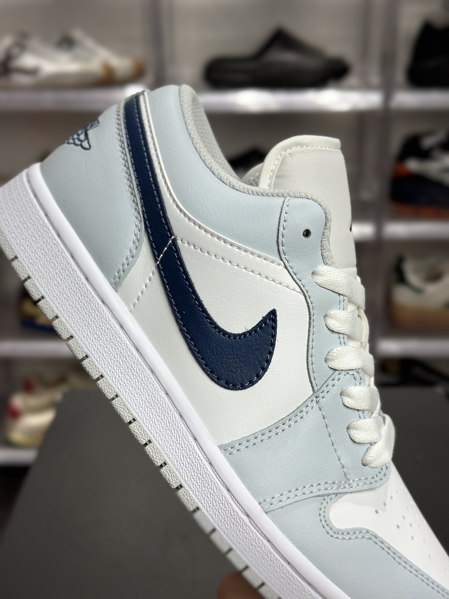 200 Air Jordan 1 Low AJ1 低帮 浅灰藏青经典低帮篮球鞋 553558-400-Chinese UA Cheap High Quatity Brand Clothes Bags handbags Sneakers wholesale wholesaler seller from China Factory suppliers Fashion Clothing Shoes best Quality Beautiful Price 200 Air Jordan 1 Low AJ1 低帮 浅灰藏青经典低帮篮球鞋 553558-400