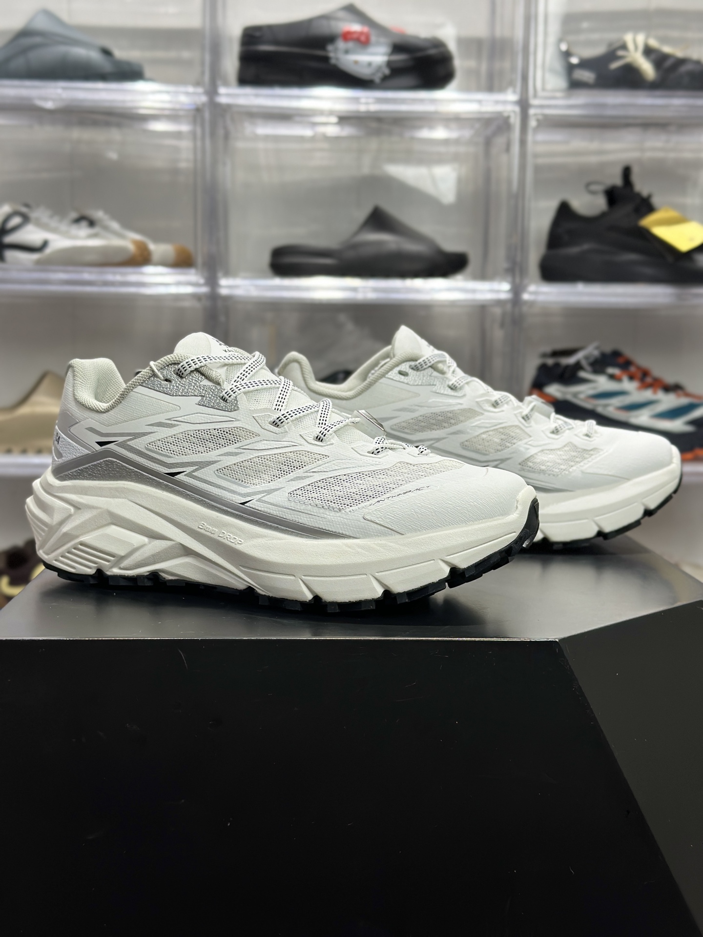 240 凯乐石（KAILAS）女款软底徒步登山鞋 K5251 云白机能风设计