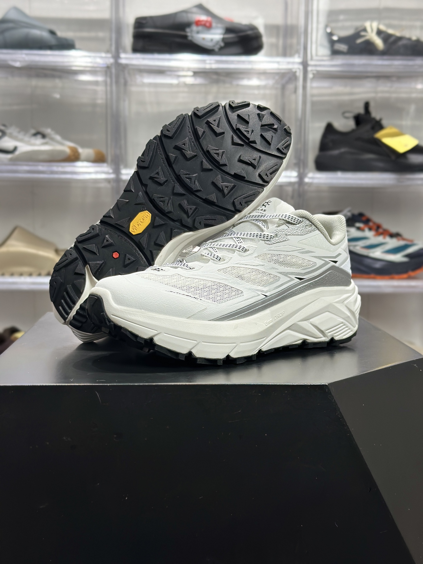 240 凯乐石（KAILAS）女款软底徒步登山鞋 K5251 云白机能风设计