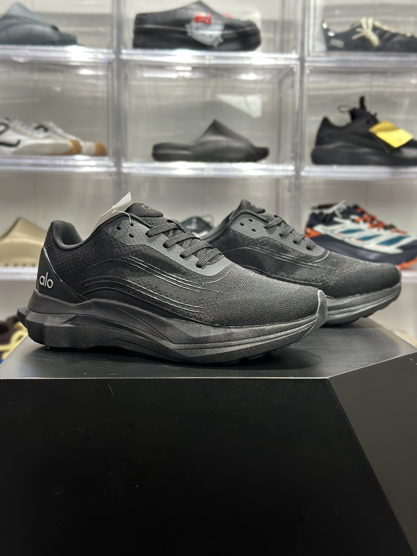 180 Alo Runner 全黑轻量休闲跑鞋