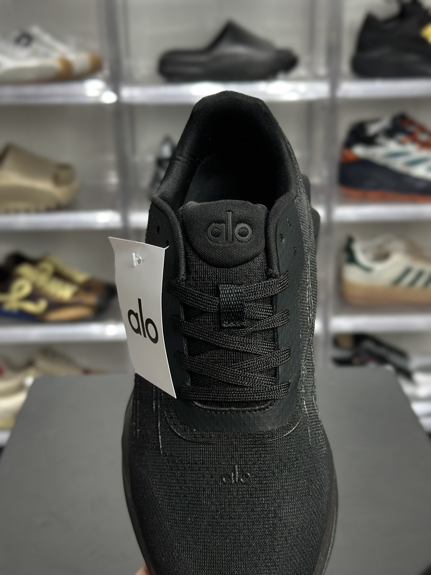 180 Alo Runner 全黑轻量休闲跑鞋