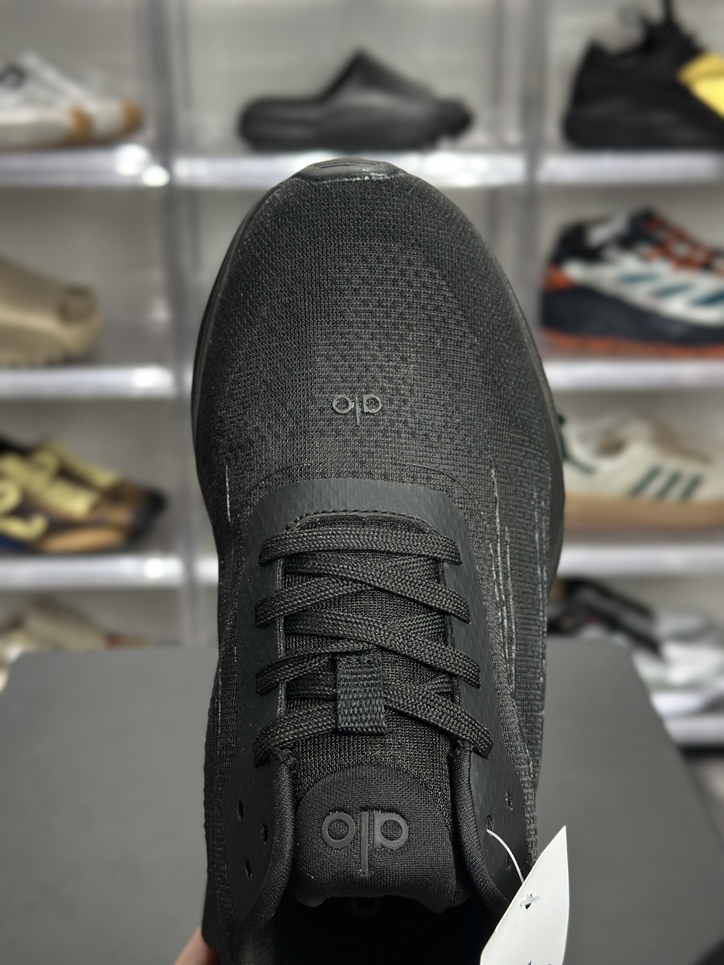180 Alo Runner 全黑轻量休闲跑鞋