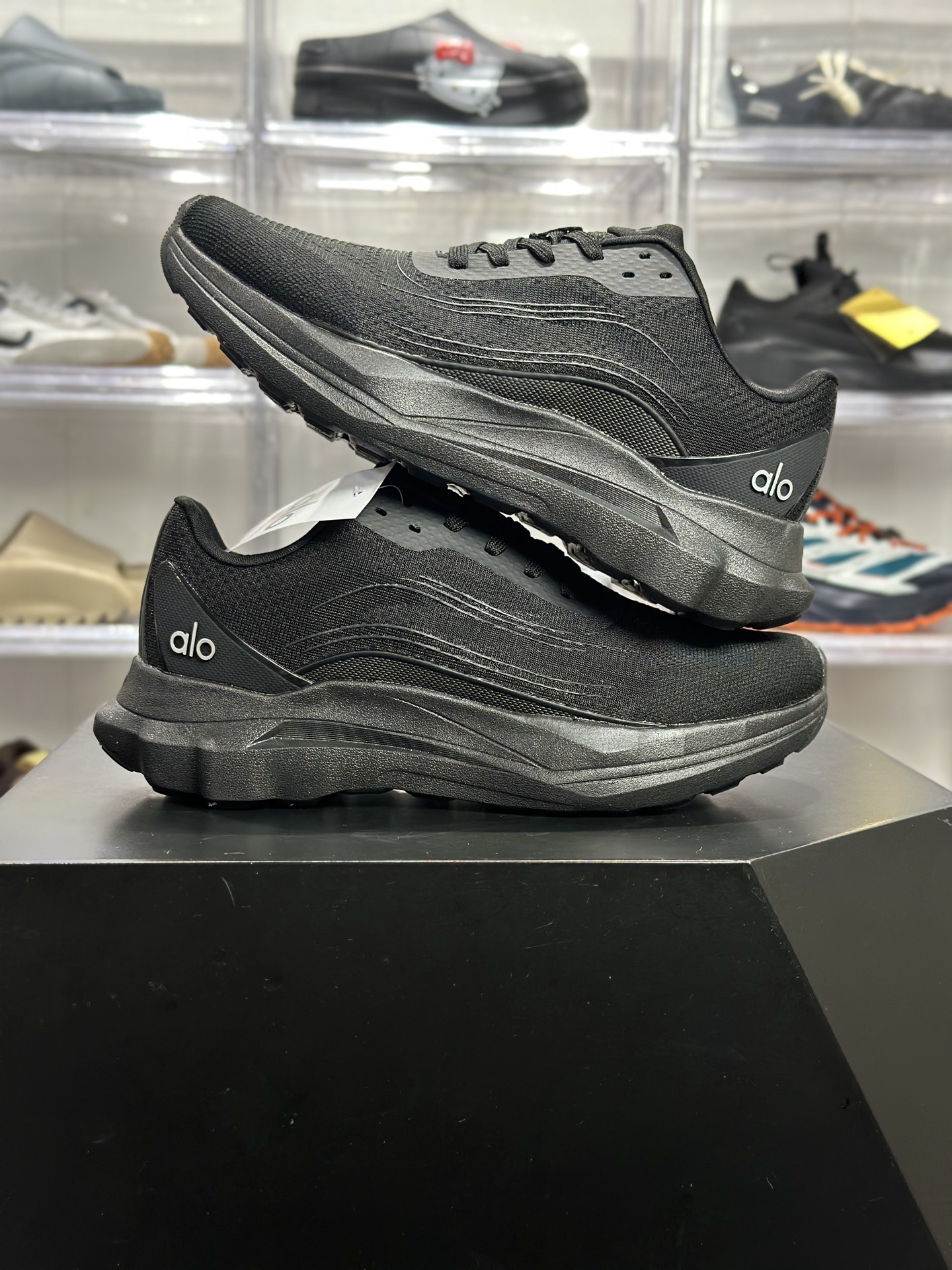 180 Alo Runner 全黑轻量休闲跑鞋