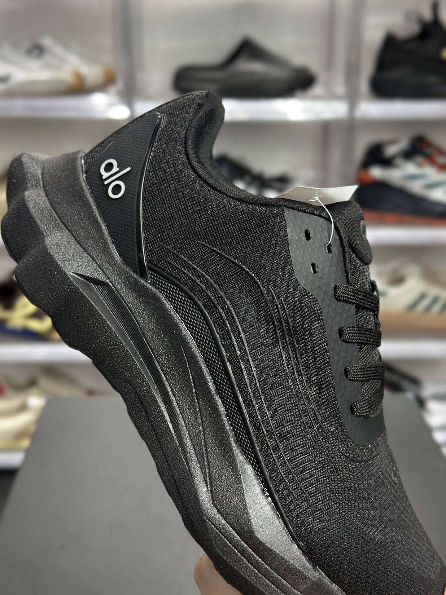 180 Alo Runner 全黑轻量休闲跑鞋
