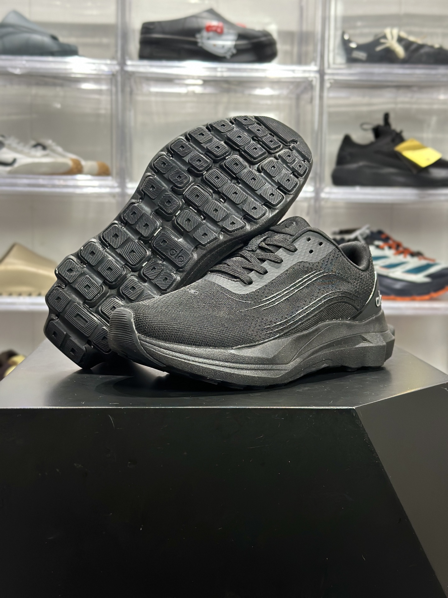 180 Alo Runner 全黑轻量休闲跑鞋