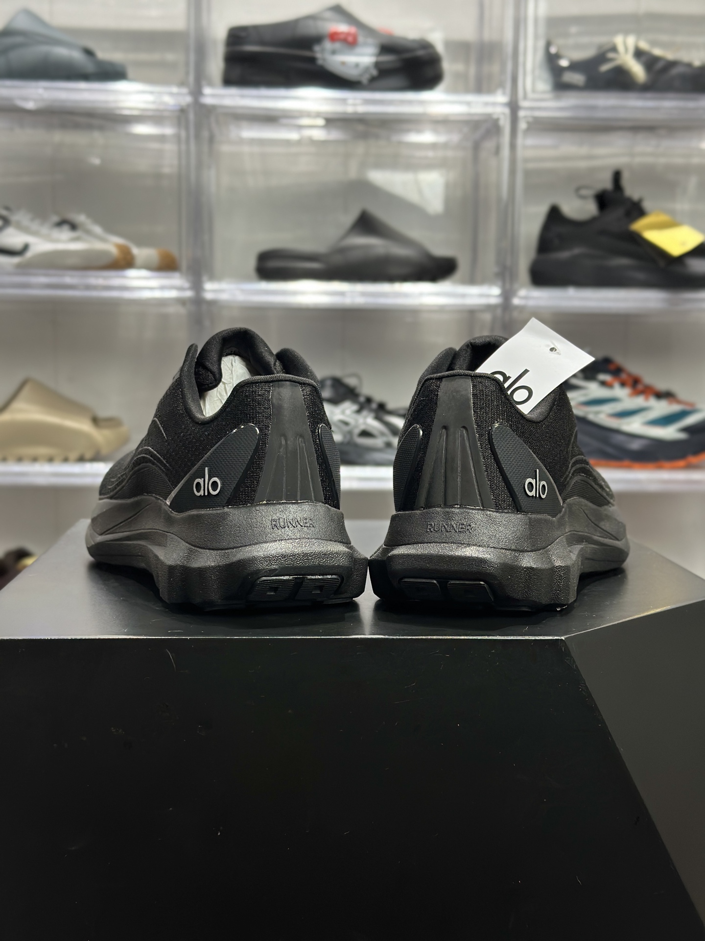 180 Alo Runner 全黑轻量休闲跑鞋