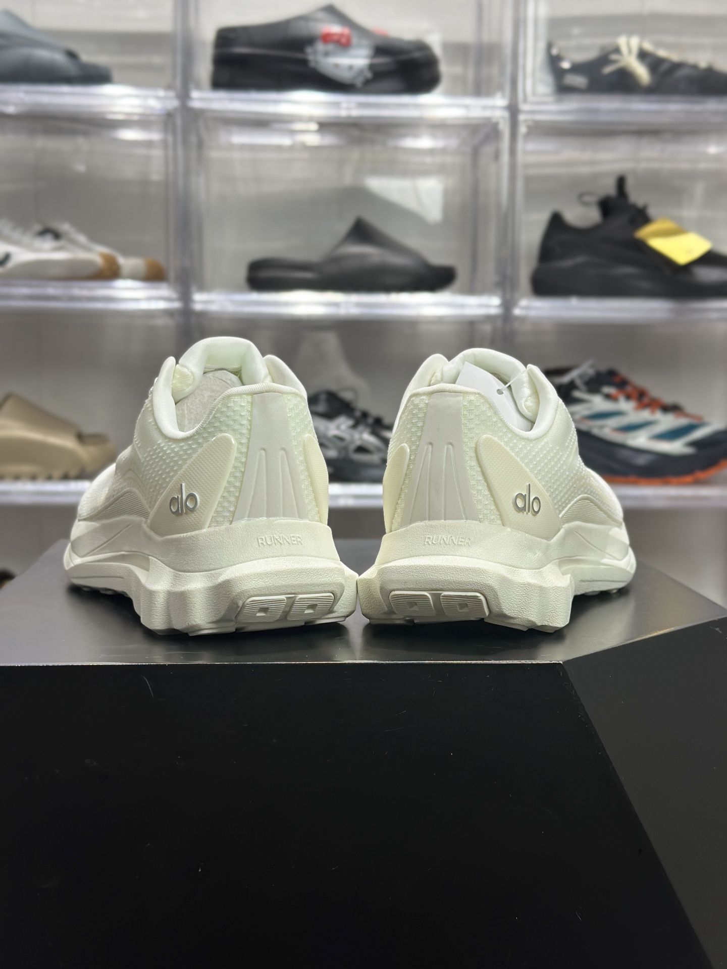 180 Alo Runner 奶白轻量休闲跑鞋