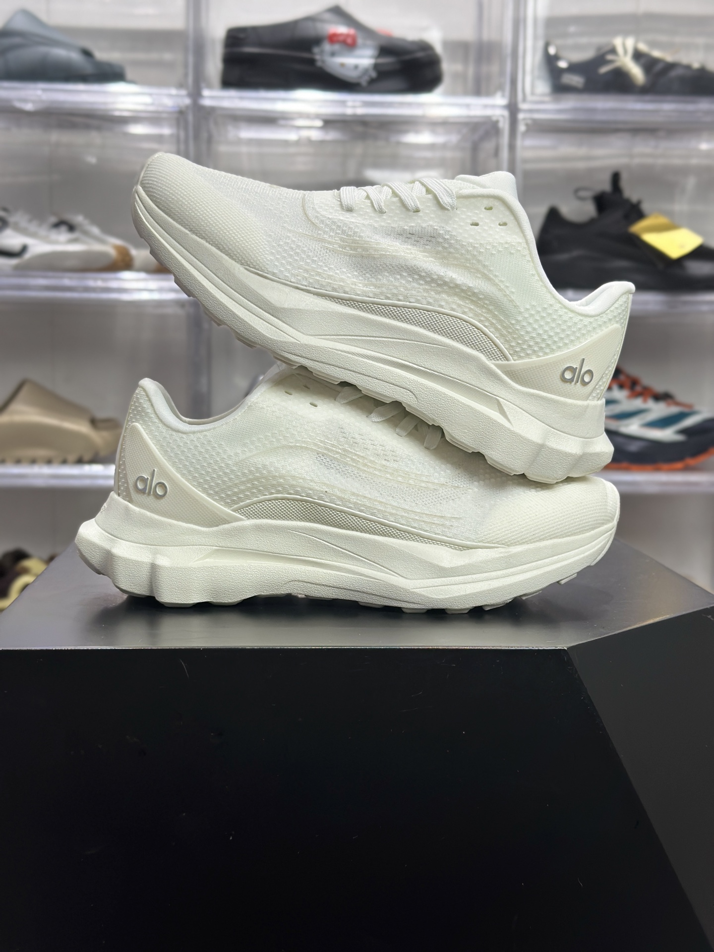 180 Alo Runner 奶白轻量休闲跑鞋
