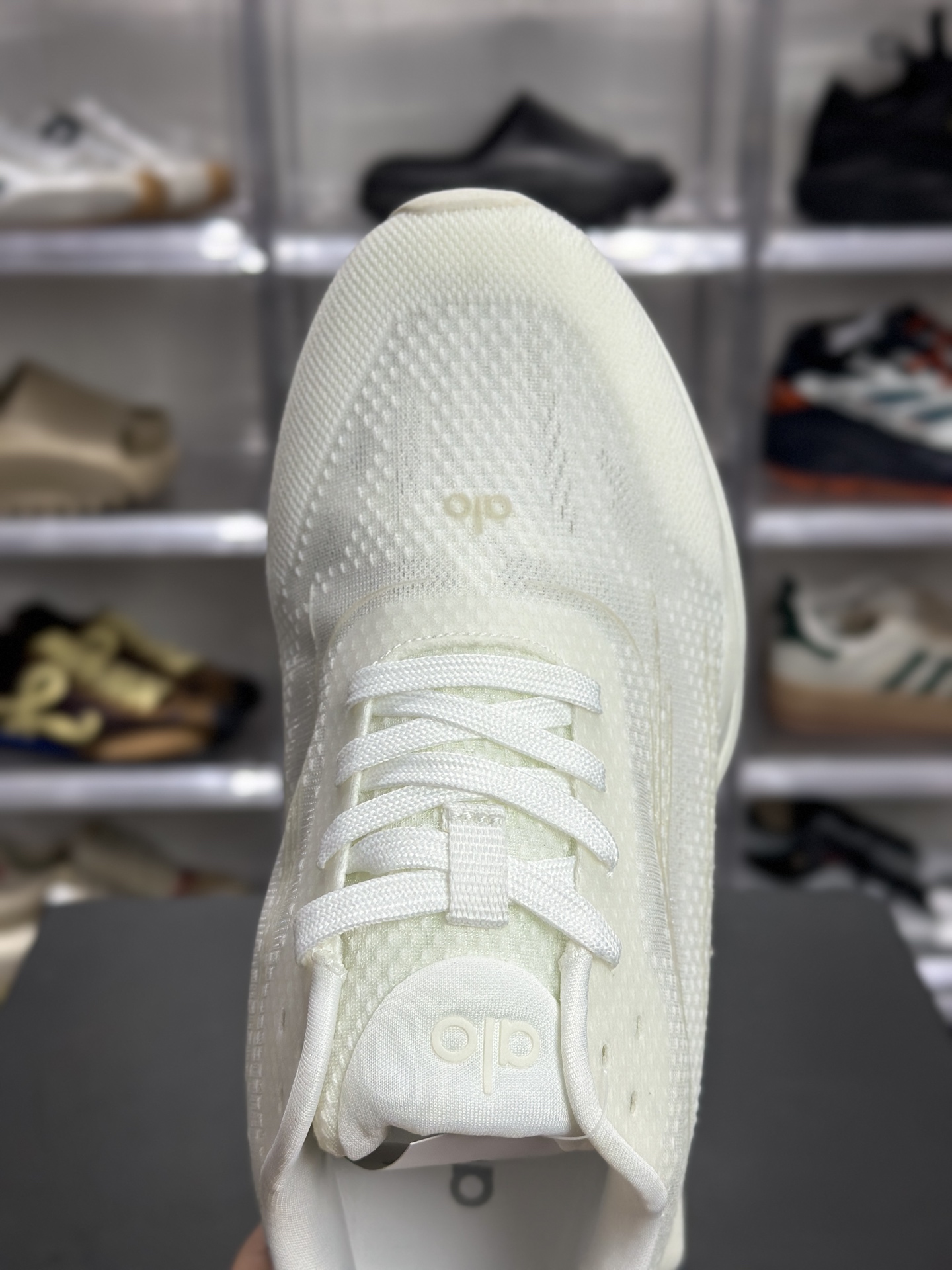 180 Alo Runner 奶白轻量休闲跑鞋