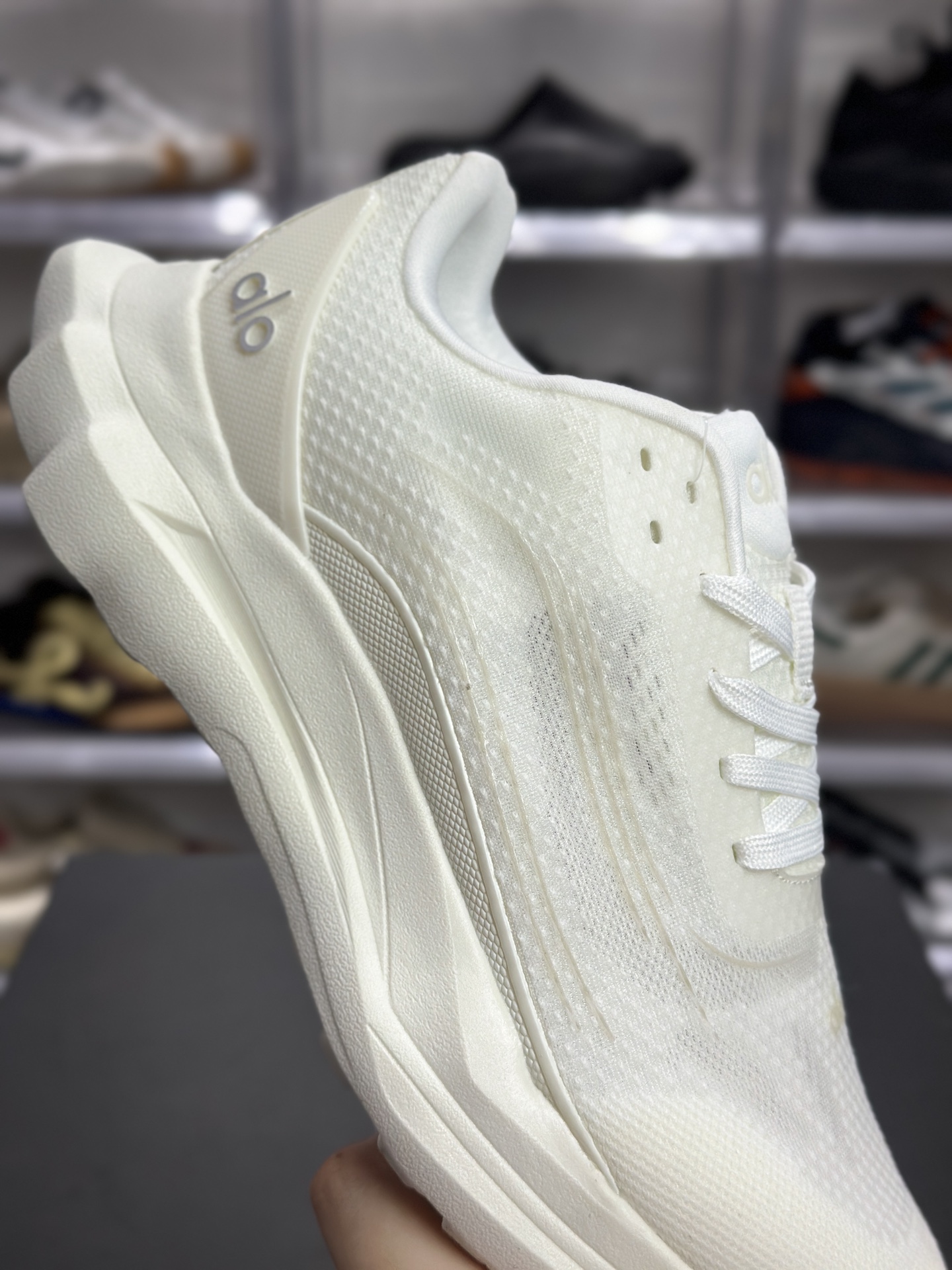 180 Alo Runner 奶白轻量休闲跑鞋