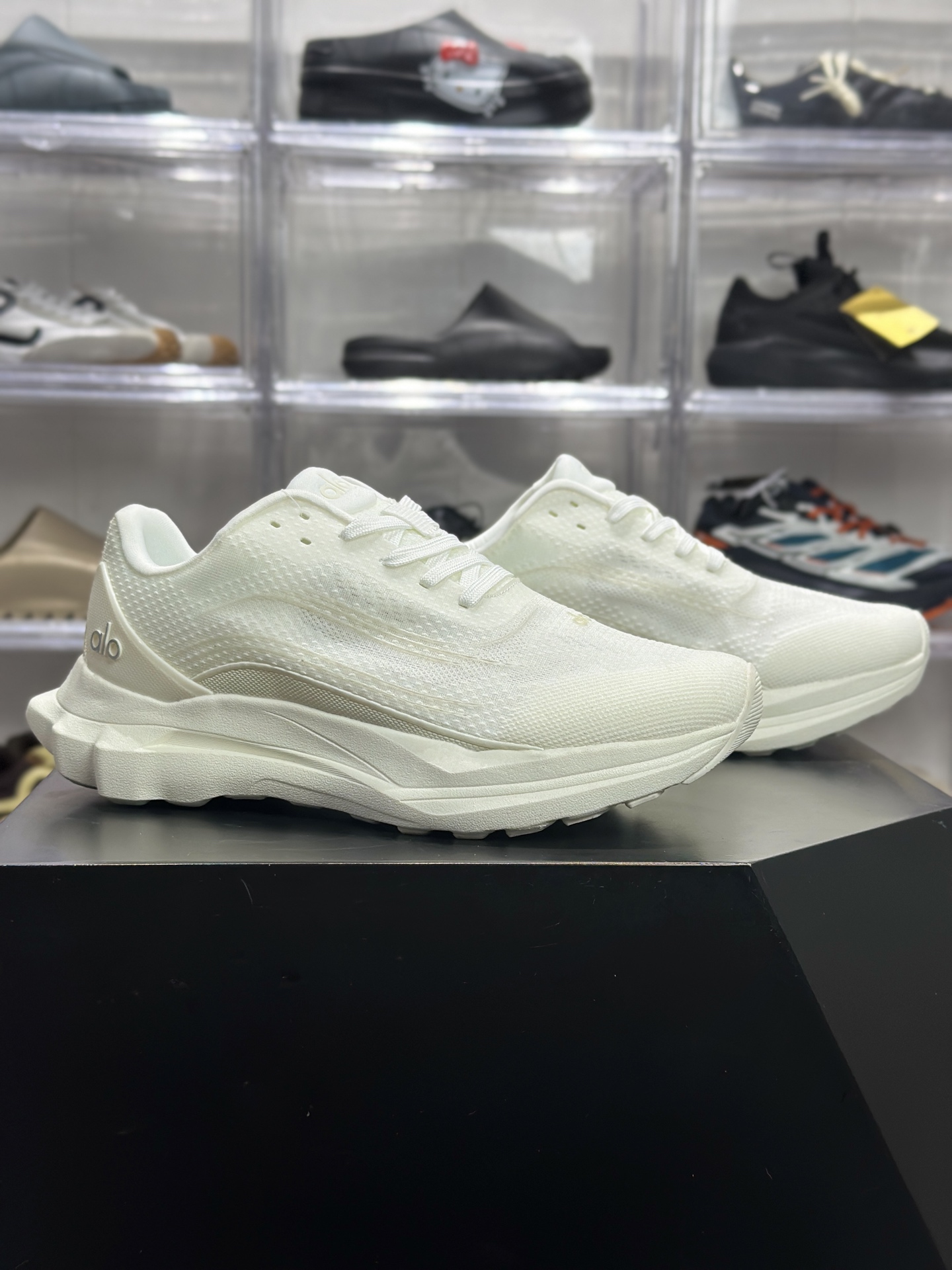 180 Alo Runner 奶白轻量休闲跑鞋