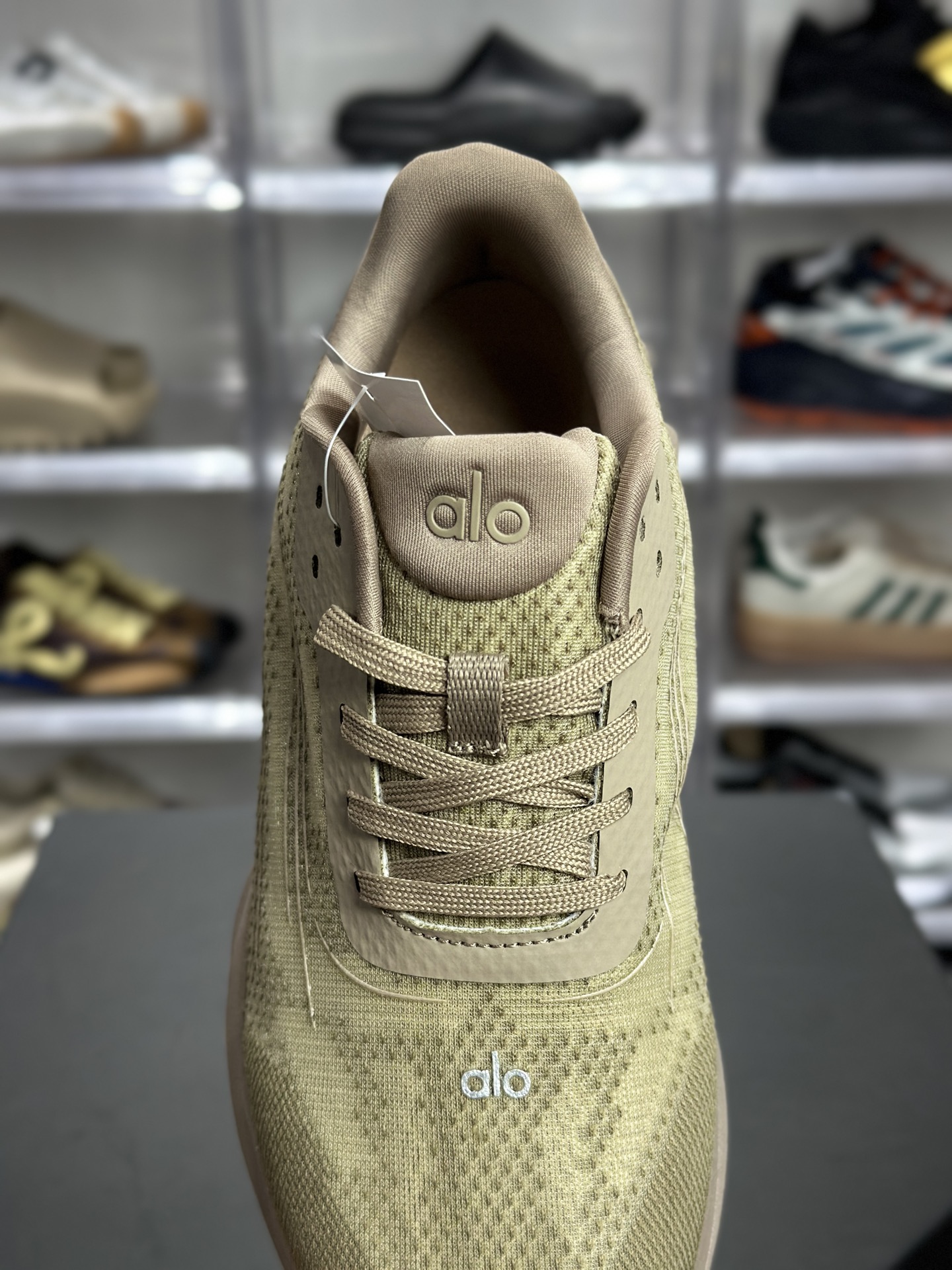 180 Alo Runner 卡其轻量休闲跑鞋