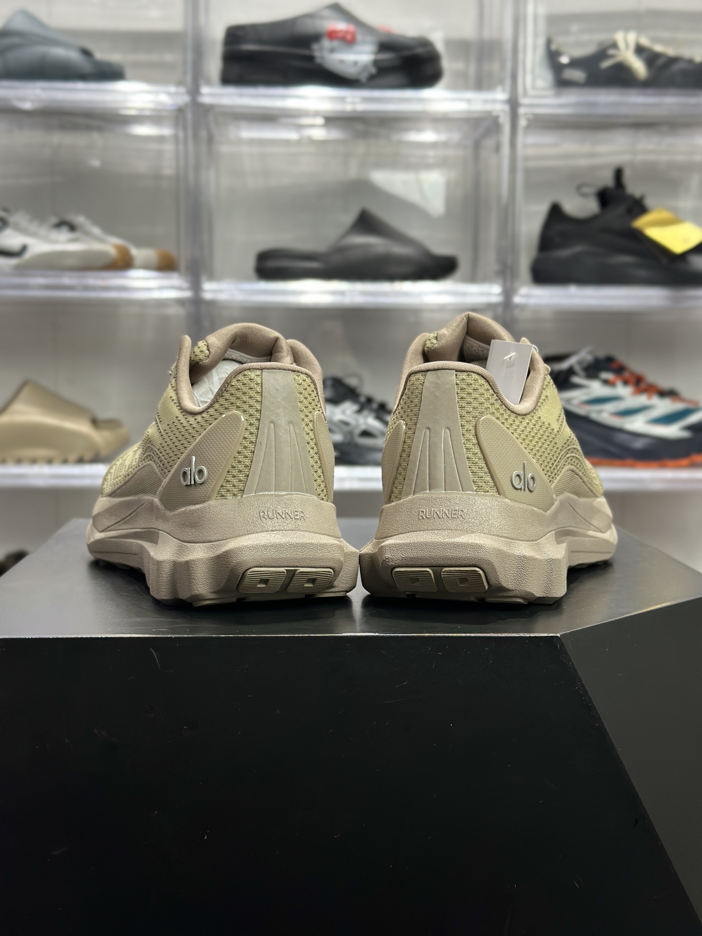 180 Alo Runner 卡其轻量休闲跑鞋