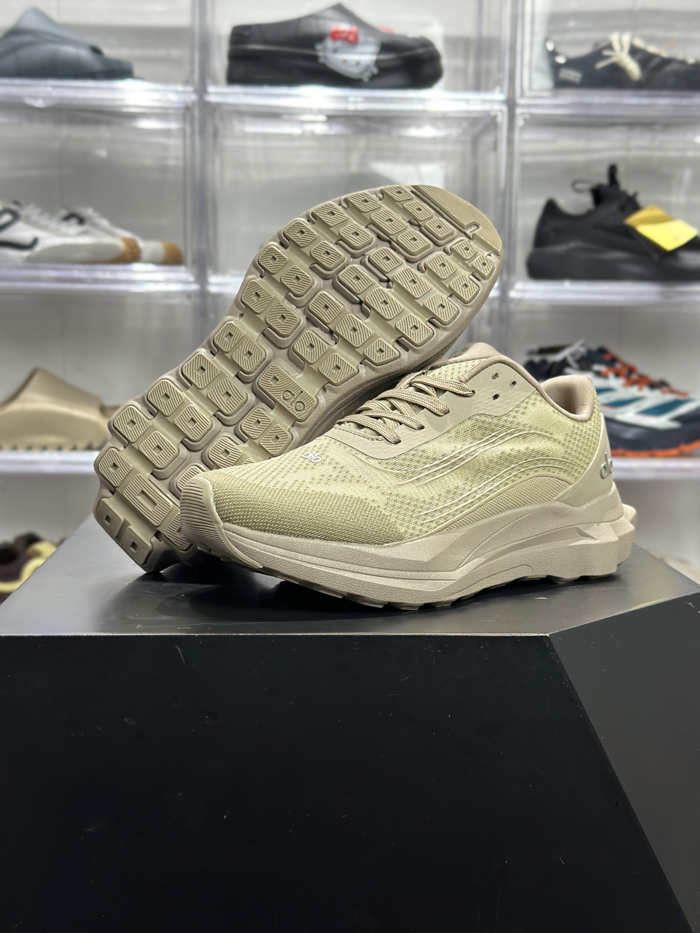 180 Alo Runner 卡其轻量休闲跑鞋