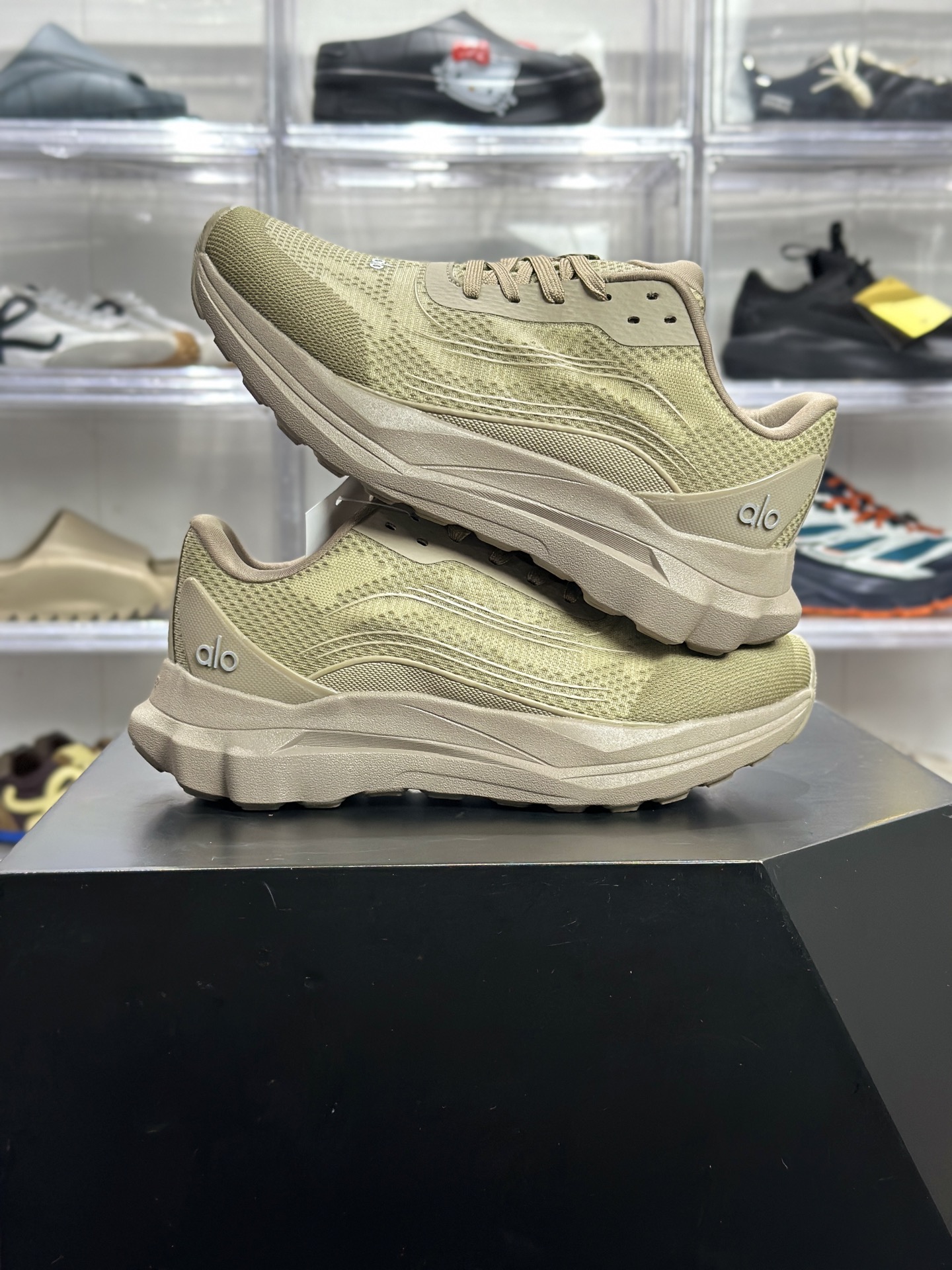180 Alo Runner 卡其轻量休闲跑鞋