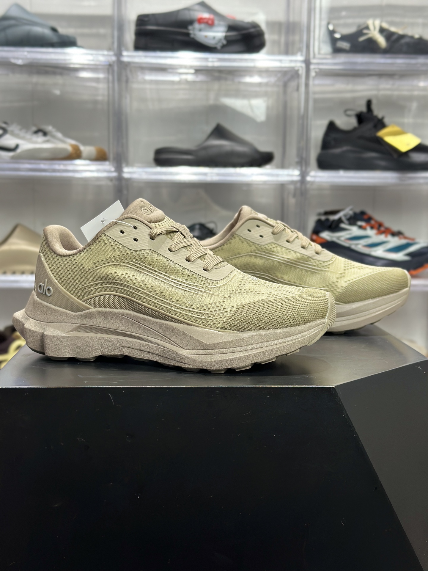180 Alo Runner 卡其轻量休闲跑鞋