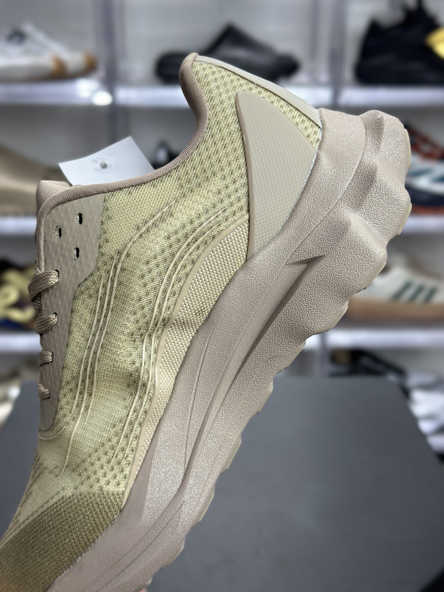 180 Alo Runner 卡其轻量休闲跑鞋