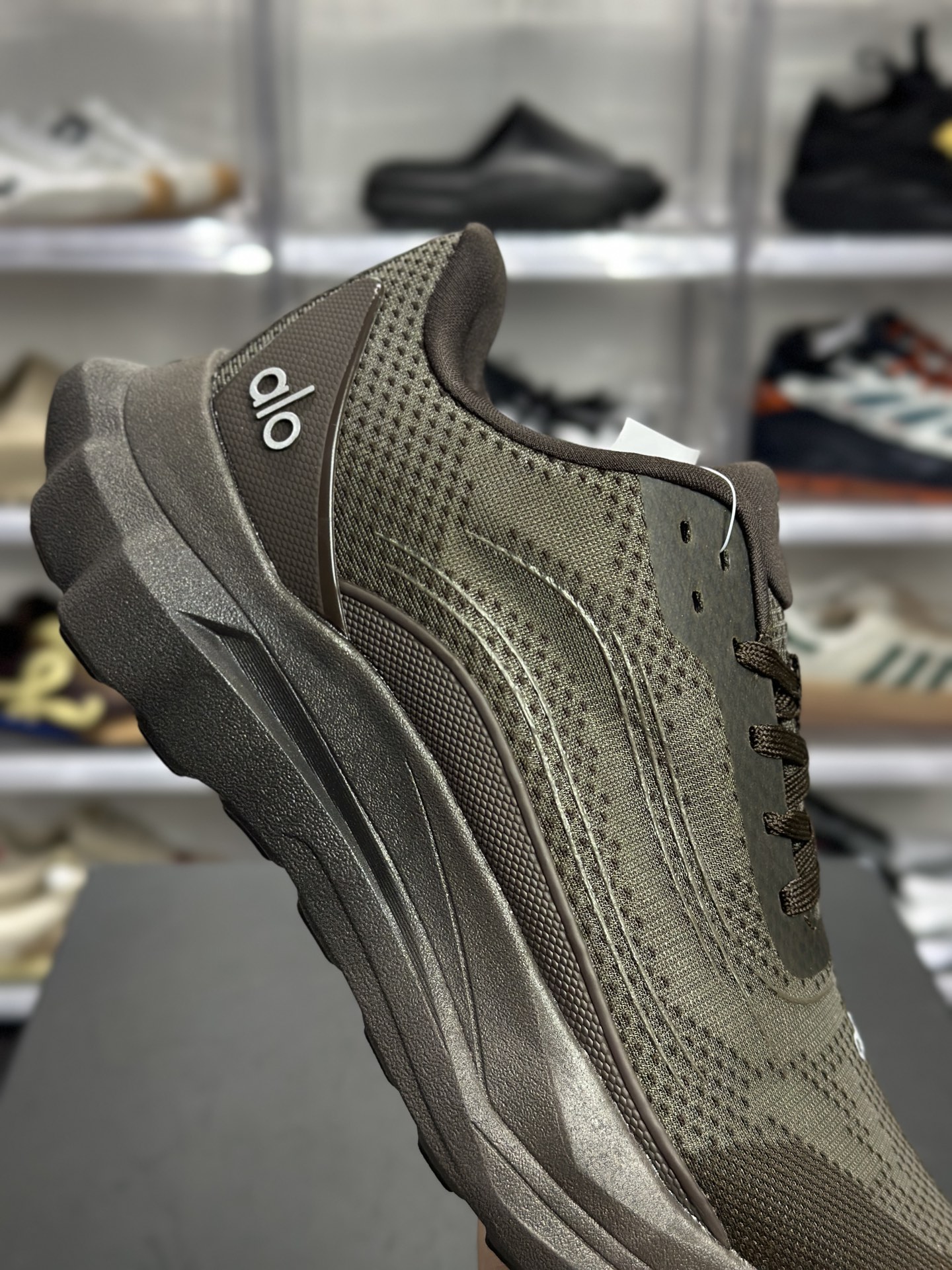 180 Alo Runner 灰调轻量休闲跑鞋
