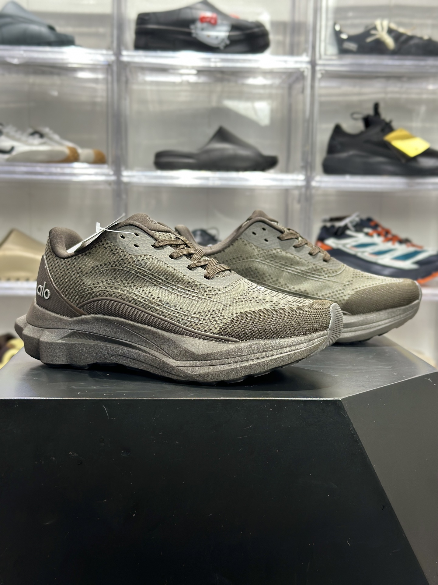 180 Alo Runner 灰调轻量休闲跑鞋