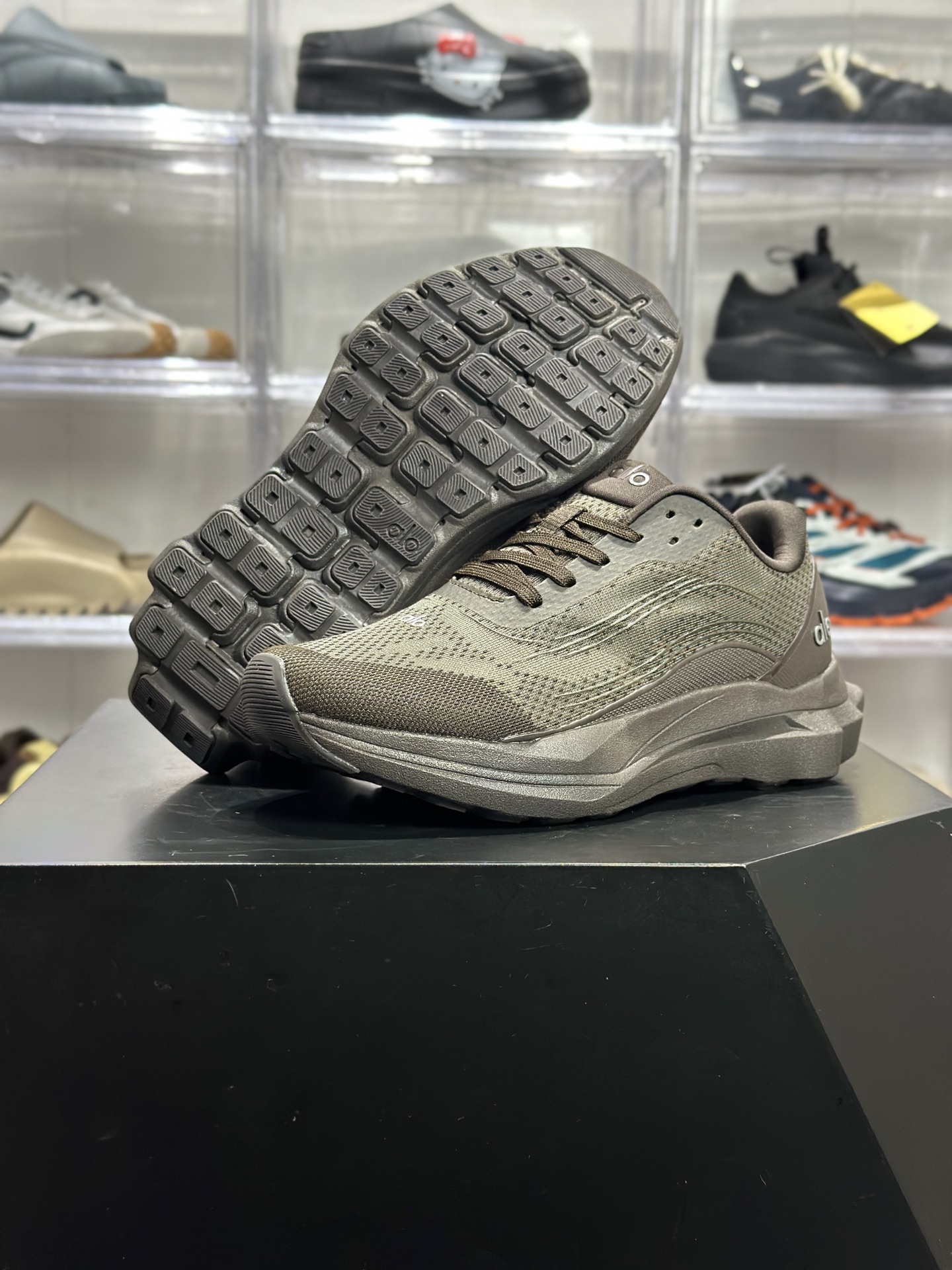 180 Alo Runner 灰调轻量休闲跑鞋