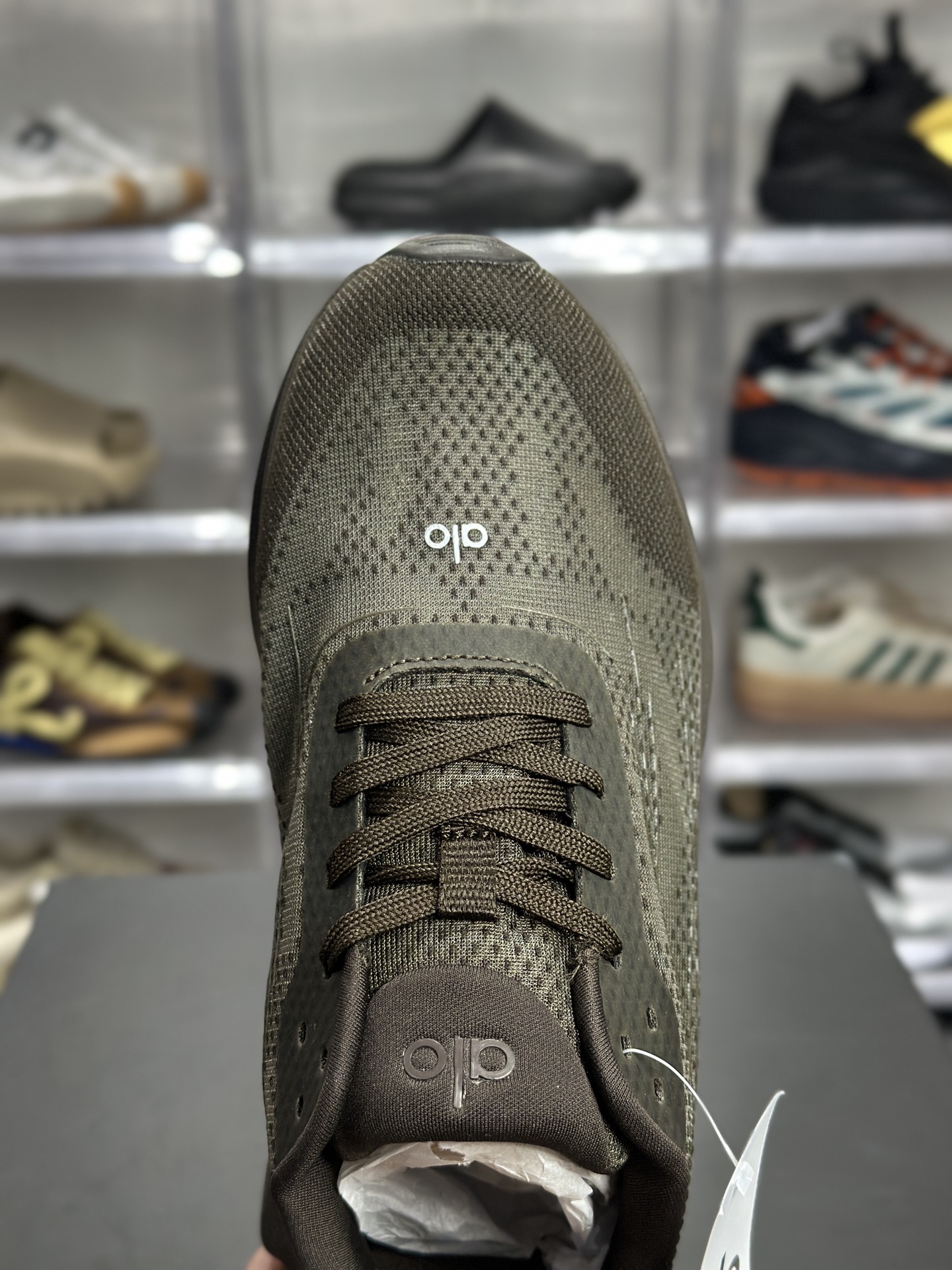 180 Alo Runner 灰调轻量休闲跑鞋
