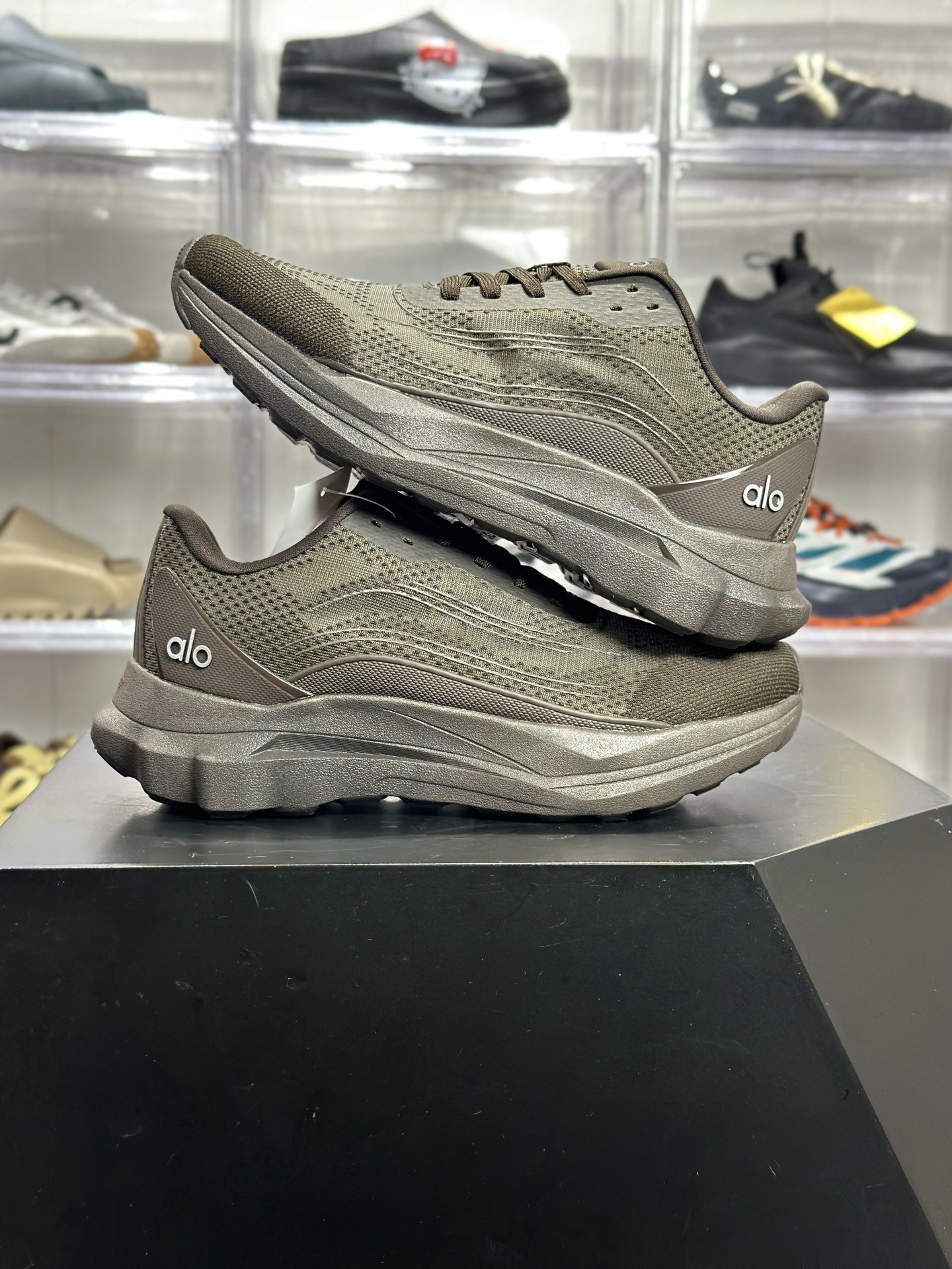 180 Alo Runner 灰调轻量休闲跑鞋