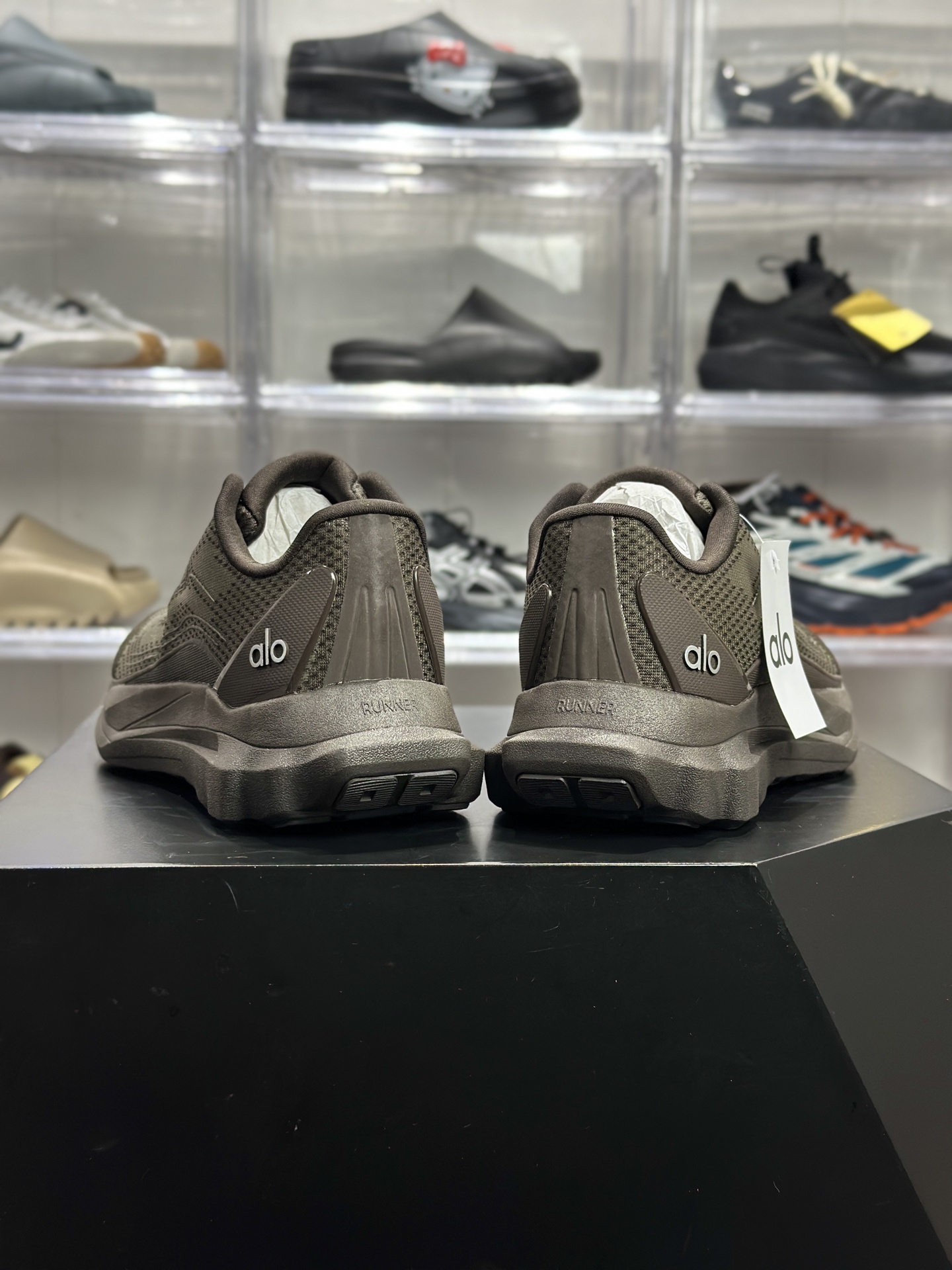 180 Alo Runner 灰调轻量休闲跑鞋