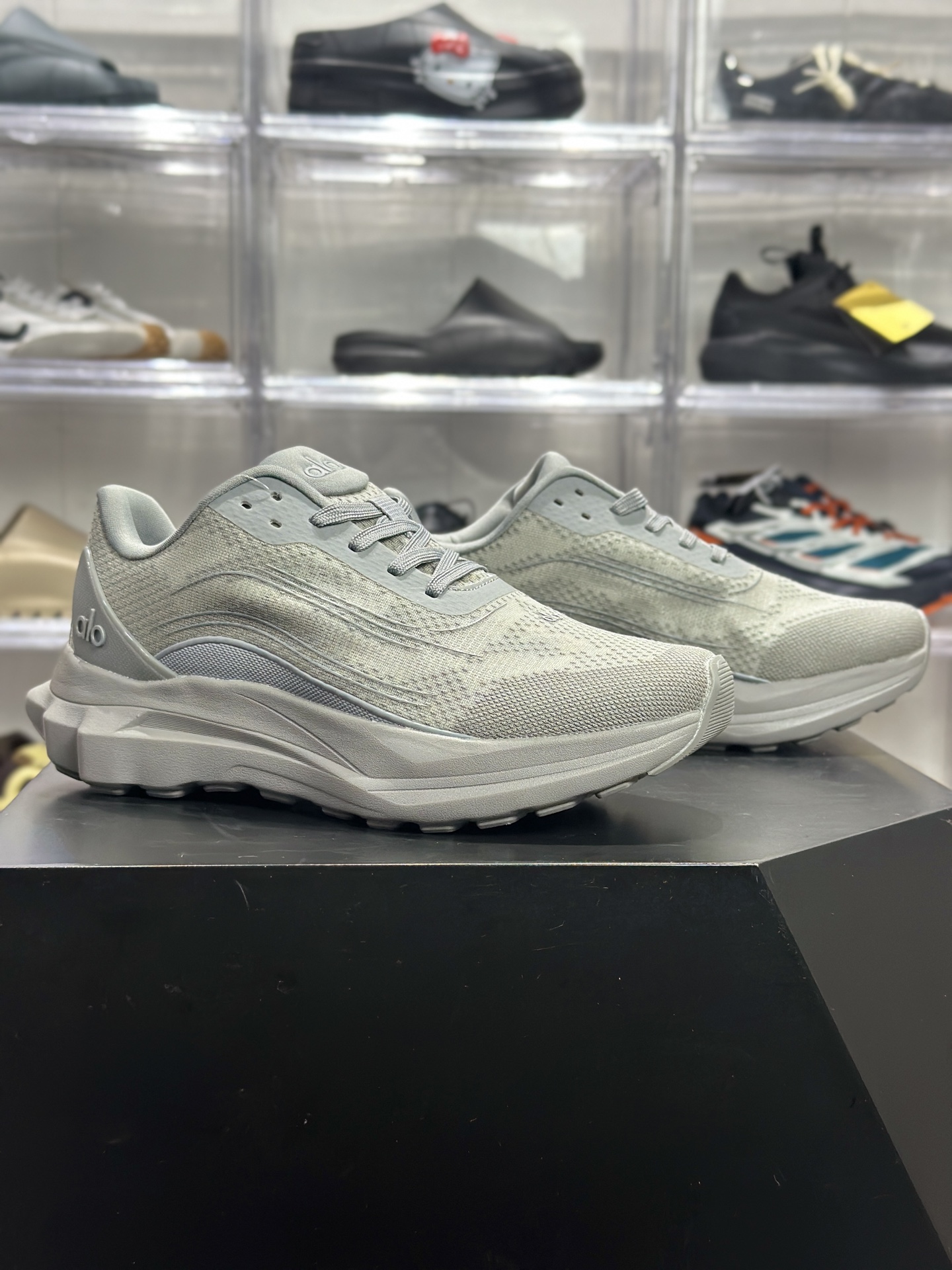 180 Alo Runner 浅灰轻量休闲跑鞋