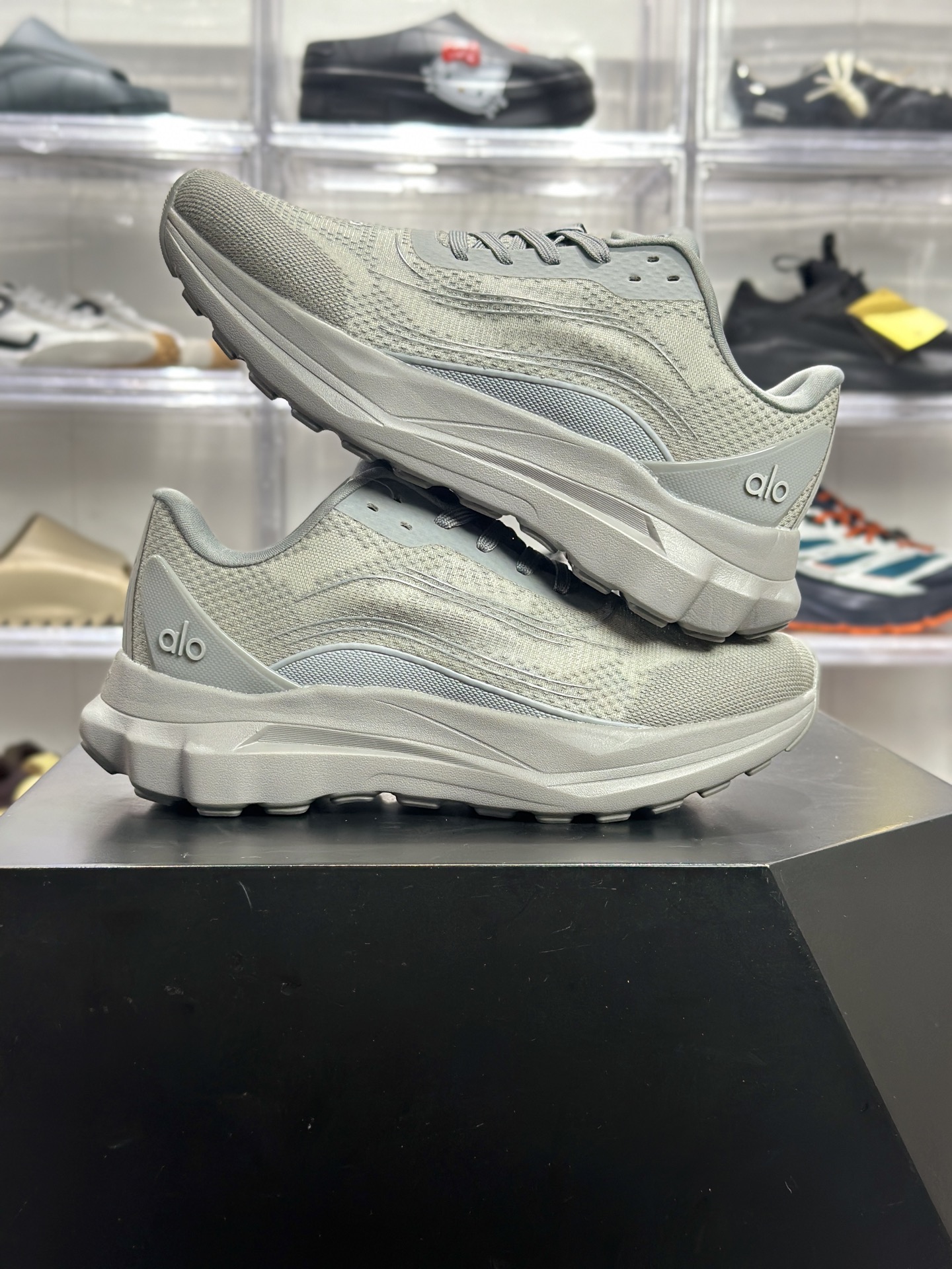 180 Alo Runner 浅灰轻量休闲跑鞋