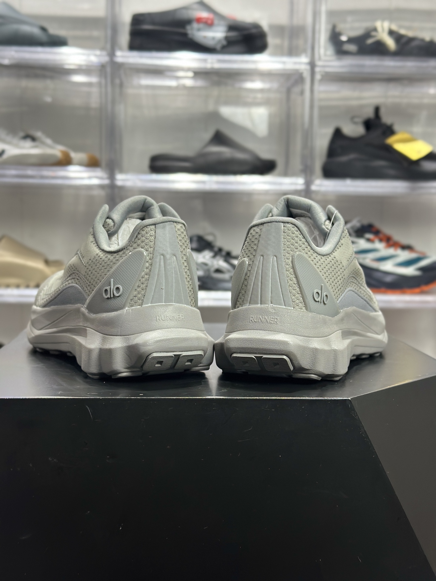 180 Alo Runner 浅灰轻量休闲跑鞋