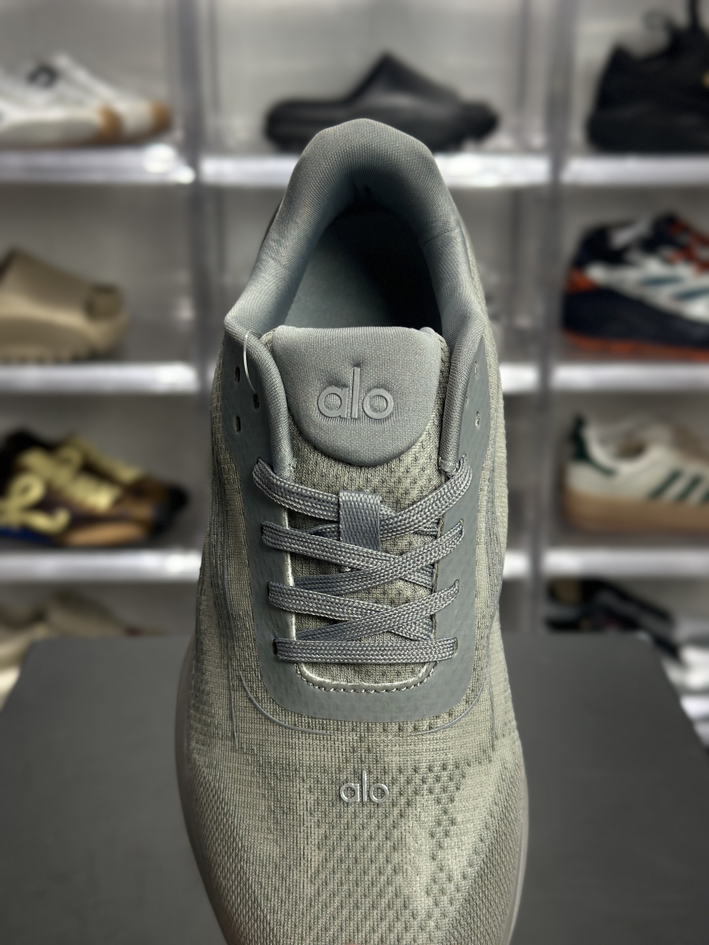 180 Alo Runner 浅灰轻量休闲跑鞋